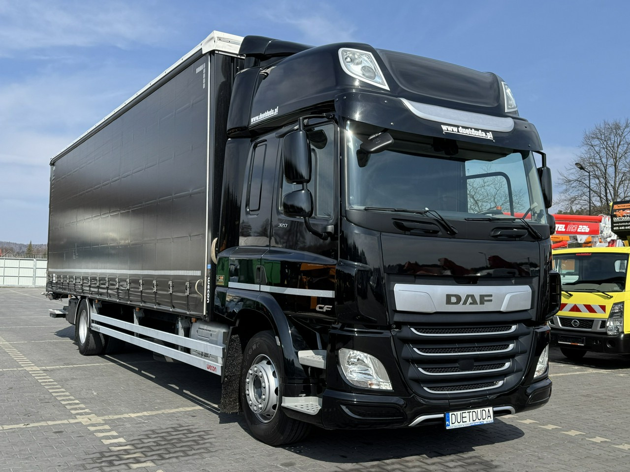 DAF CF 320 E6 Winda Firana Tył Drzwi Dach Zsuwany Długi 9.40m - Ponyvás teherautó: 3 kép. DAF CF 320 E6 Winda Firana Tył Drzwi Dach Zsuwany Długi 9.40m - Ponyvás teherautó: 3 kép.
