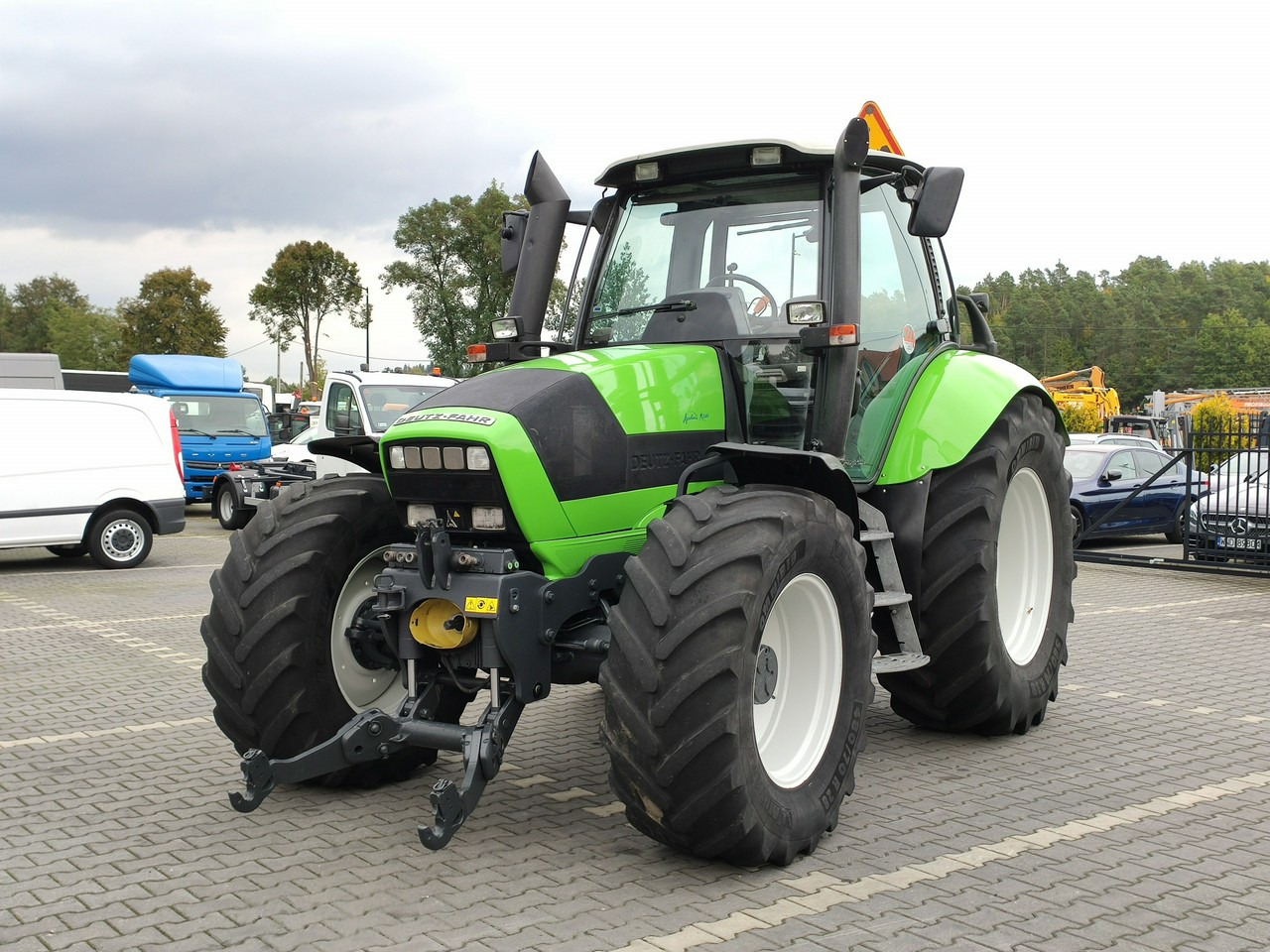 Deutz Fahr Agrotron M620 4x4 Przedni Tuz Wałek W.O.M Wyjścia do Przyczepy - Traktor: 3 kép. Deutz Fahr Agrotron M620 4x4 Przedni Tuz Wałek W.O.M Wyjścia do Przyczepy - Traktor: 3 kép.