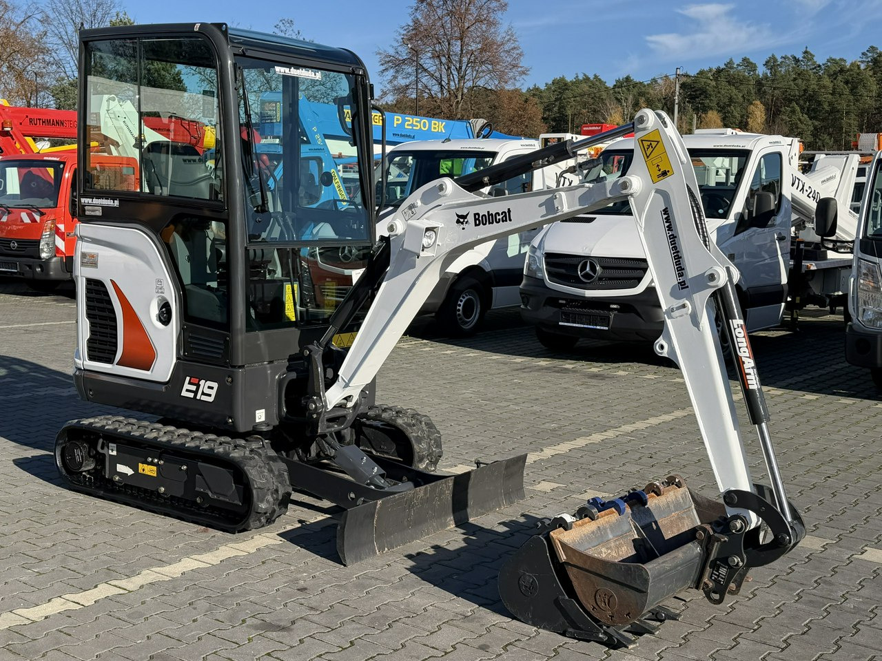 Bobcat E19 Komplet Łyżek Mało Używana Przepracowane tylko 90mth - Egyéb gépek: 1 kép. Bobcat E19 Komplet Łyżek Mało Używana Przepracowane tylko 90mth - Egyéb gépek: 1 kép.