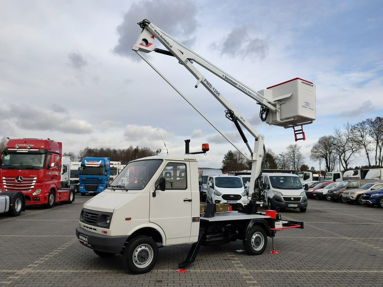 FS Lublin Lublin - Emelőkosaras teherautó: 2 kép. FS Lublin Lublin - Emelőkosaras teherautó: 2 kép.