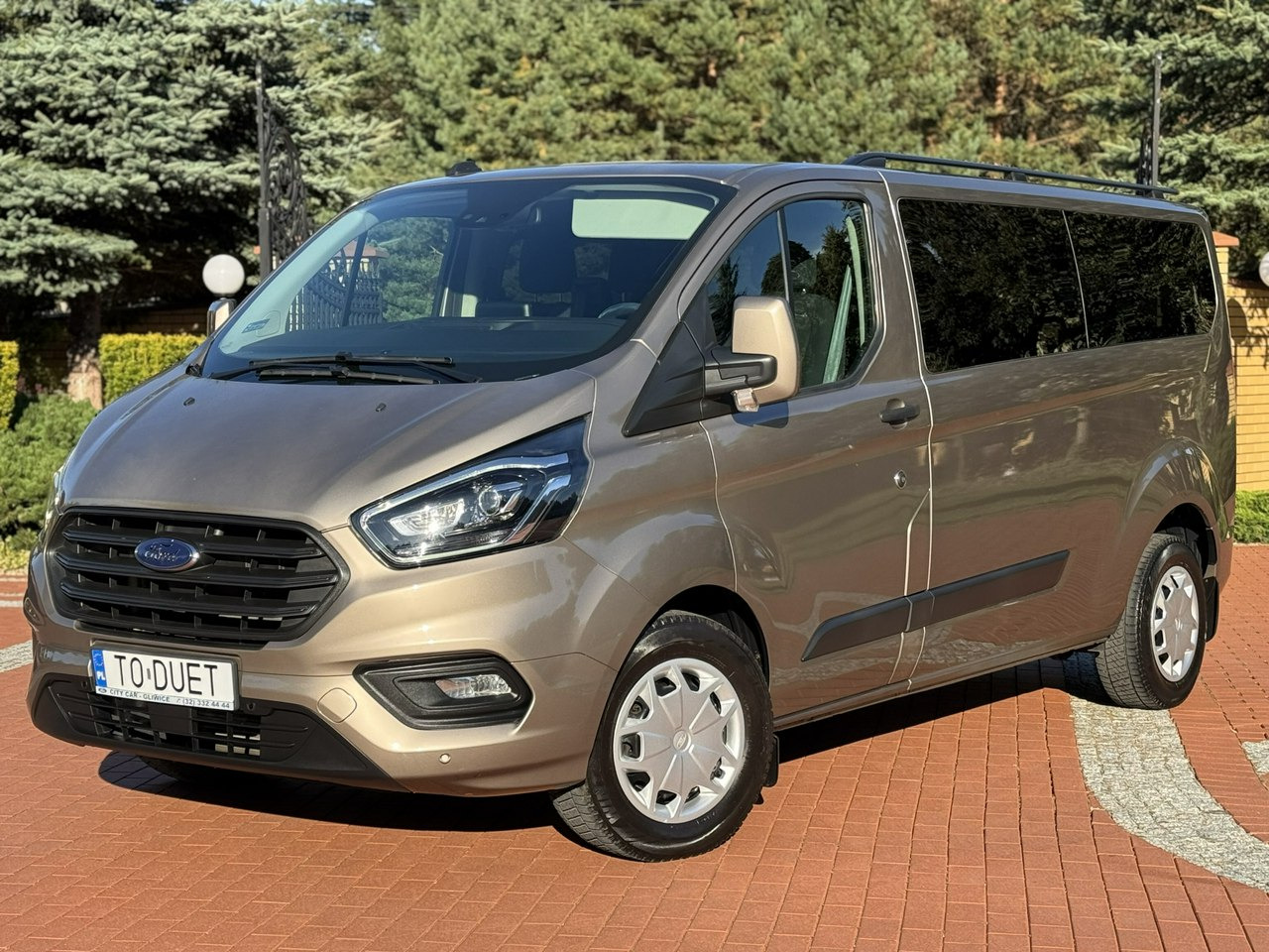 Ford Transit Custom - Kisbusz: 2 kép. Ford Transit Custom - Kisbusz: 2 kép.