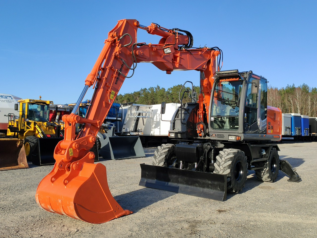 Hitachi ZX140 Koparka Kołowa - Gumikerekes kotró: 4 kép. Hitachi ZX140 Koparka Kołowa - Gumikerekes kotró: 4 kép.