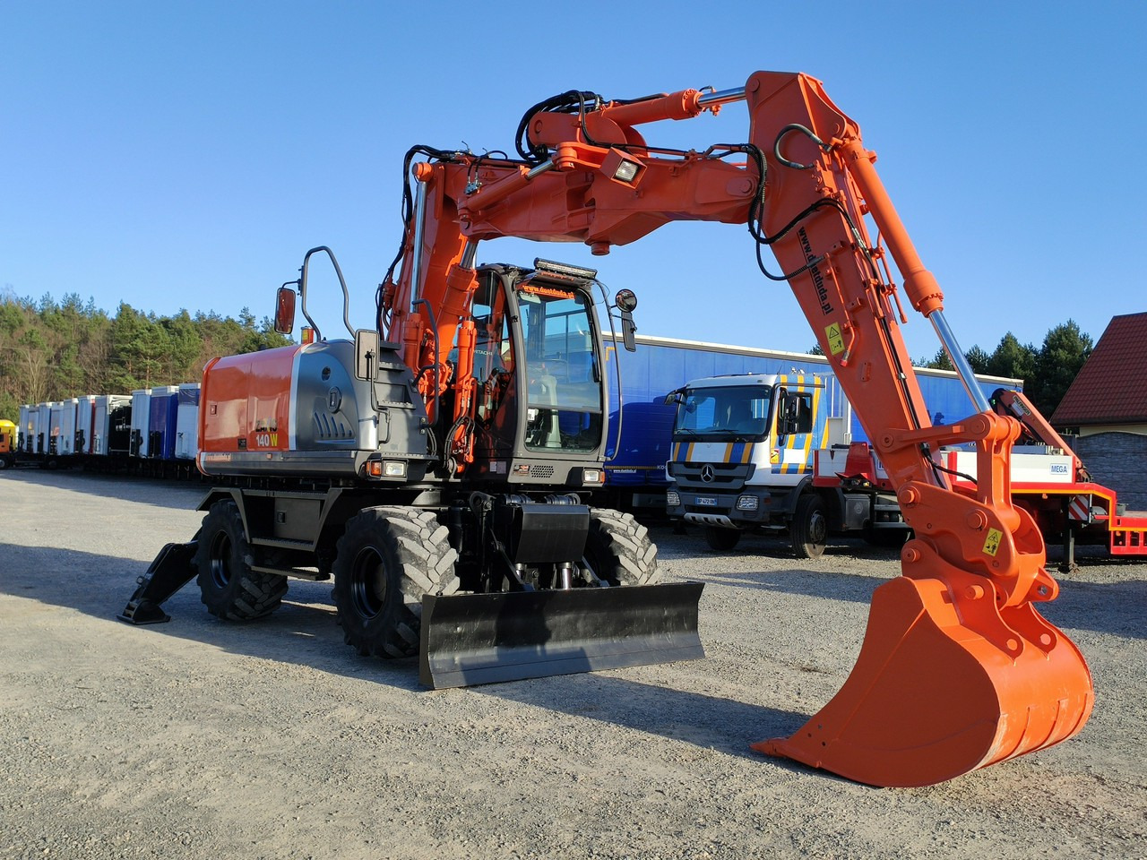 Hitachi ZX140 Koparka Kołowa - Gumikerekes kotró: 2 kép. Hitachi ZX140 Koparka Kołowa - Gumikerekes kotró: 2 kép.