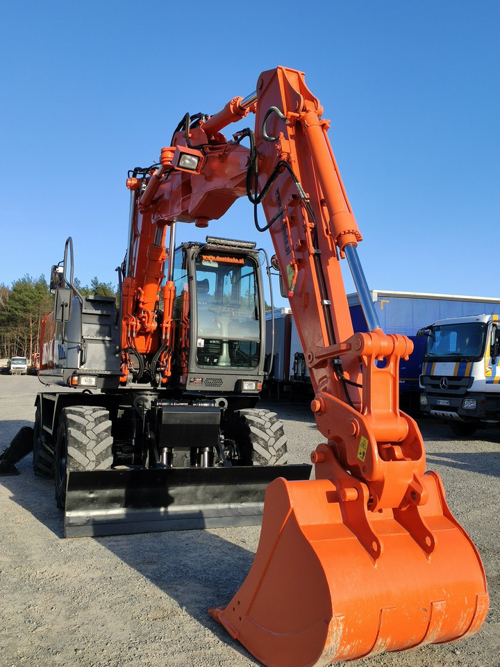 Hitachi ZX140 Koparka Kołowa - Gumikerekes kotró: 3 kép. Hitachi ZX140 Koparka Kołowa - Gumikerekes kotró: 3 kép.