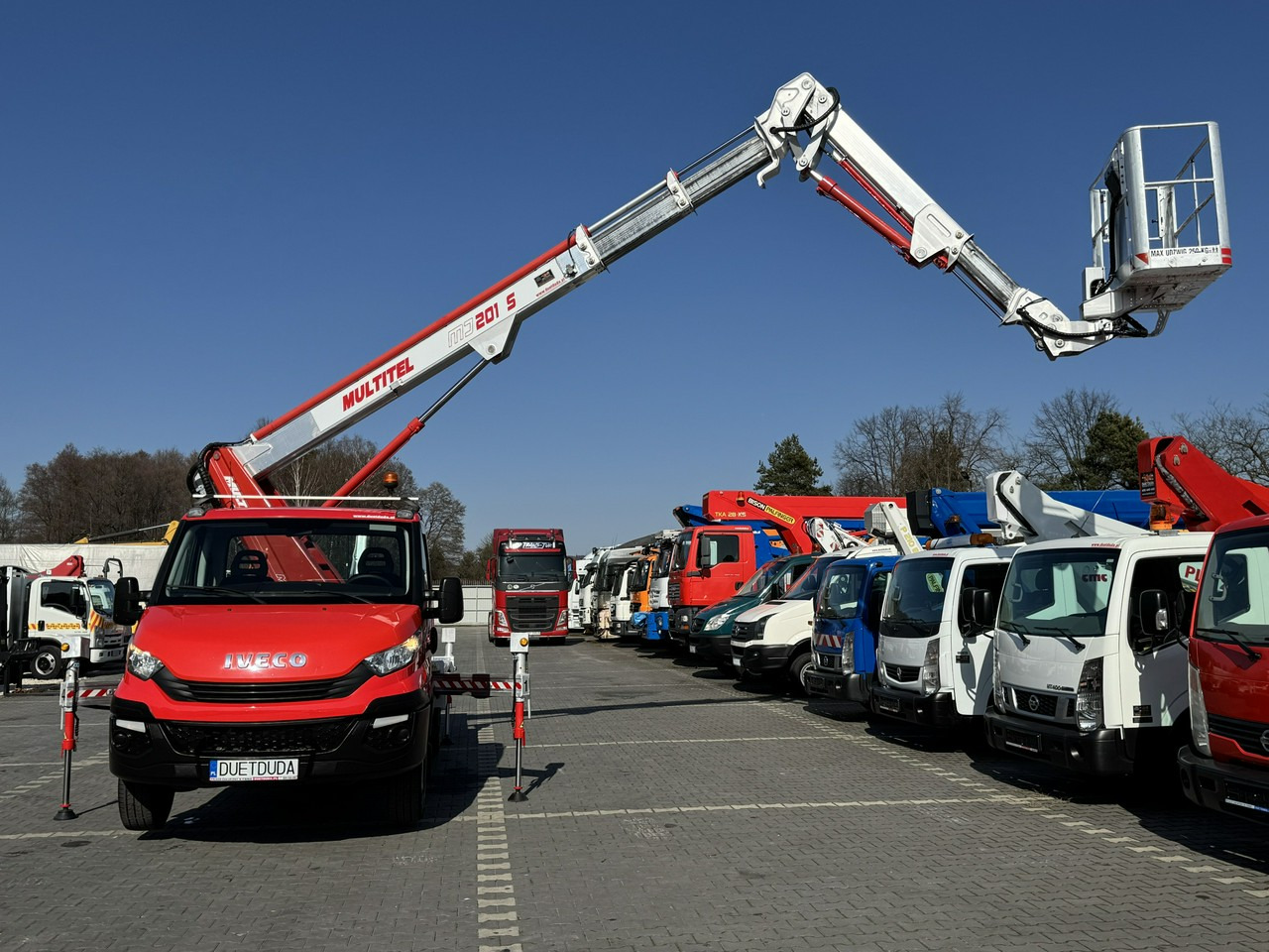 Iveco Daily 35S12 - Emelőkosaras teherautó: 2 kép. Iveco Daily 35S12 - Emelőkosaras teherautó: 2 kép.