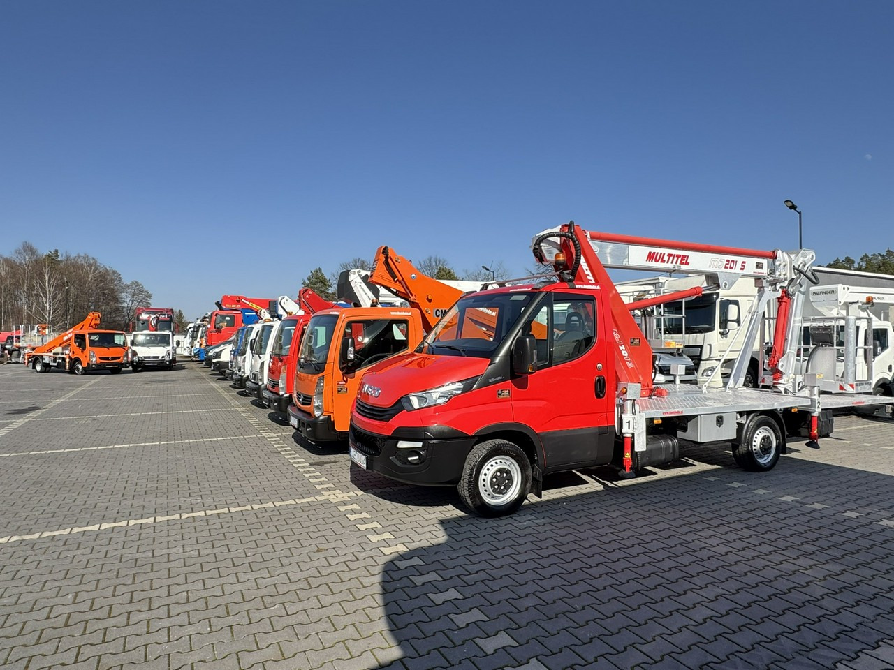 Iveco Daily 35S12 - Emelőkosaras teherautó: 4 kép. Iveco Daily 35S12 - Emelőkosaras teherautó: 4 kép.