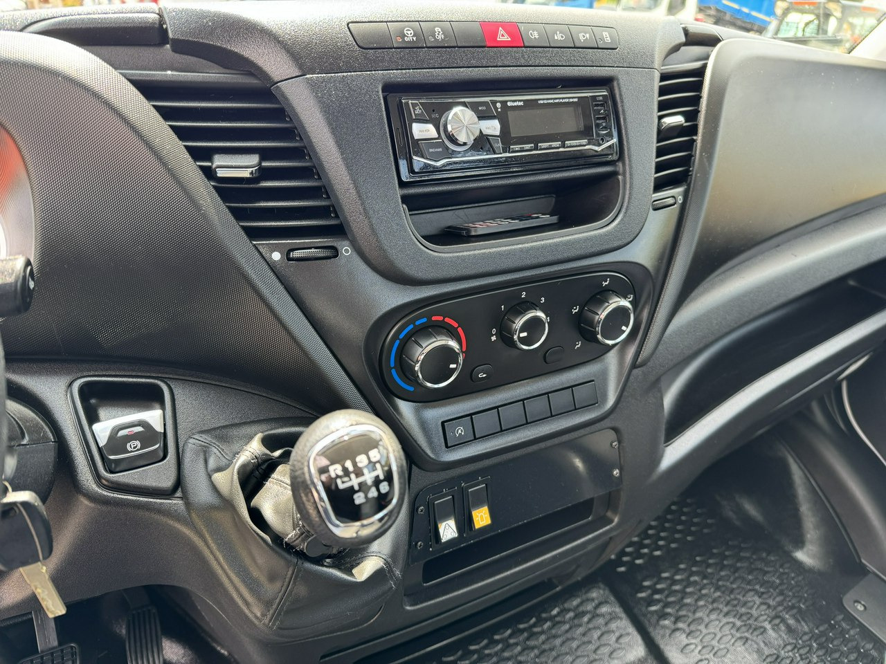 Emelőkosaras teherautó Iveco Daily 35S14: 27 kép.