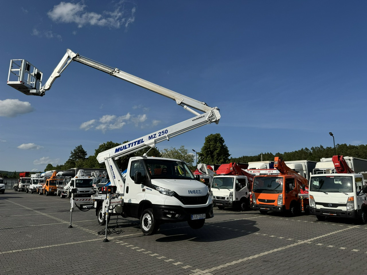 Iveco Daily 35S14 - Emelőkosaras teherautó: 3 kép. Iveco Daily 35S14 - Emelőkosaras teherautó: 3 kép.