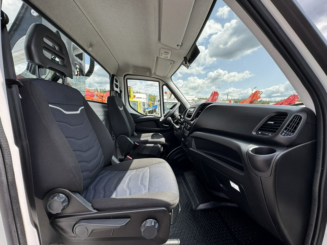 Emelőkosaras teherautó Iveco Daily 35S14: 29 kép.