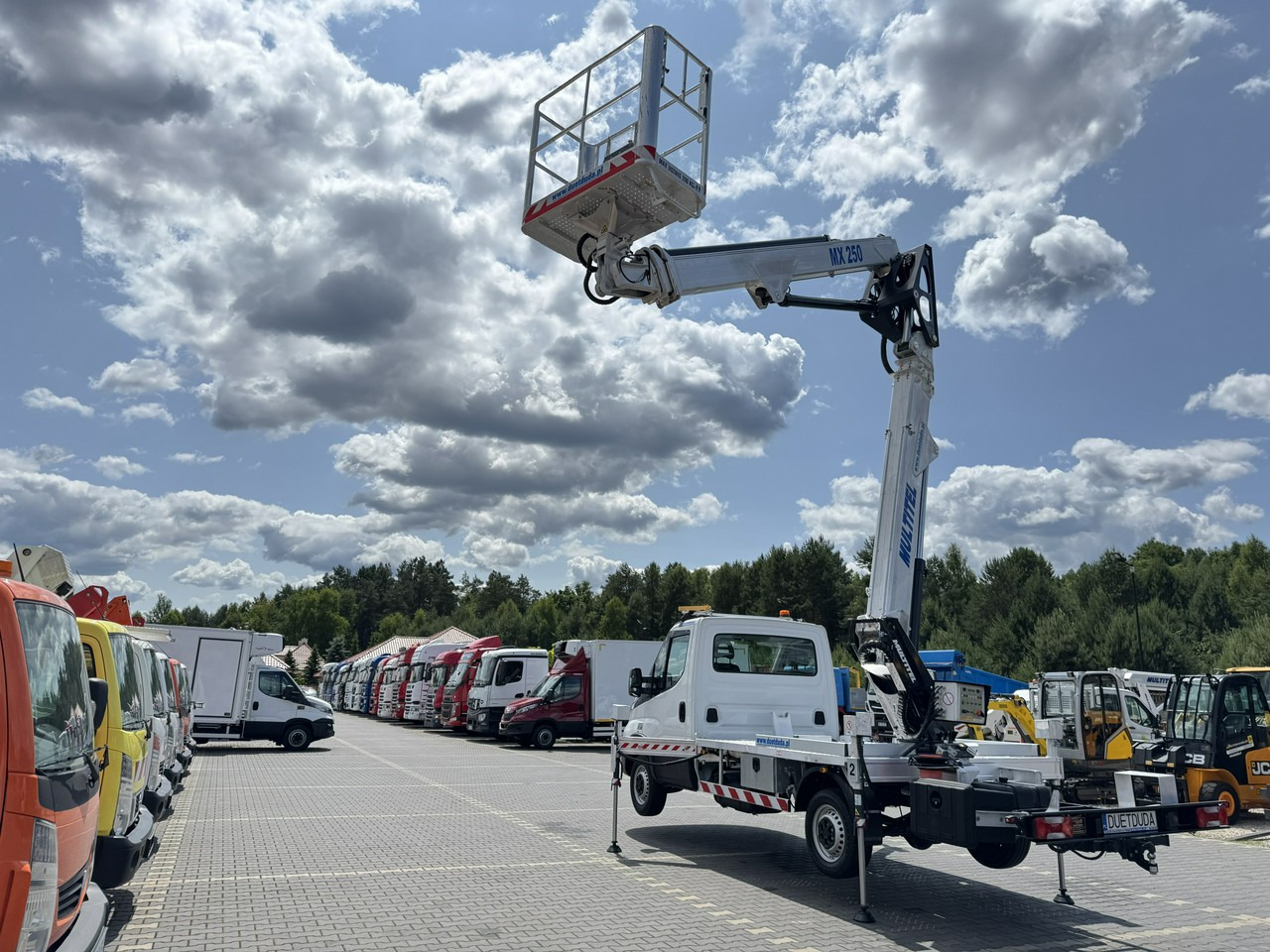 Iveco Daily 35S14 - Emelőkosaras teherautó: 3 kép. Iveco Daily 35S14 - Emelőkosaras teherautó: 3 kép.