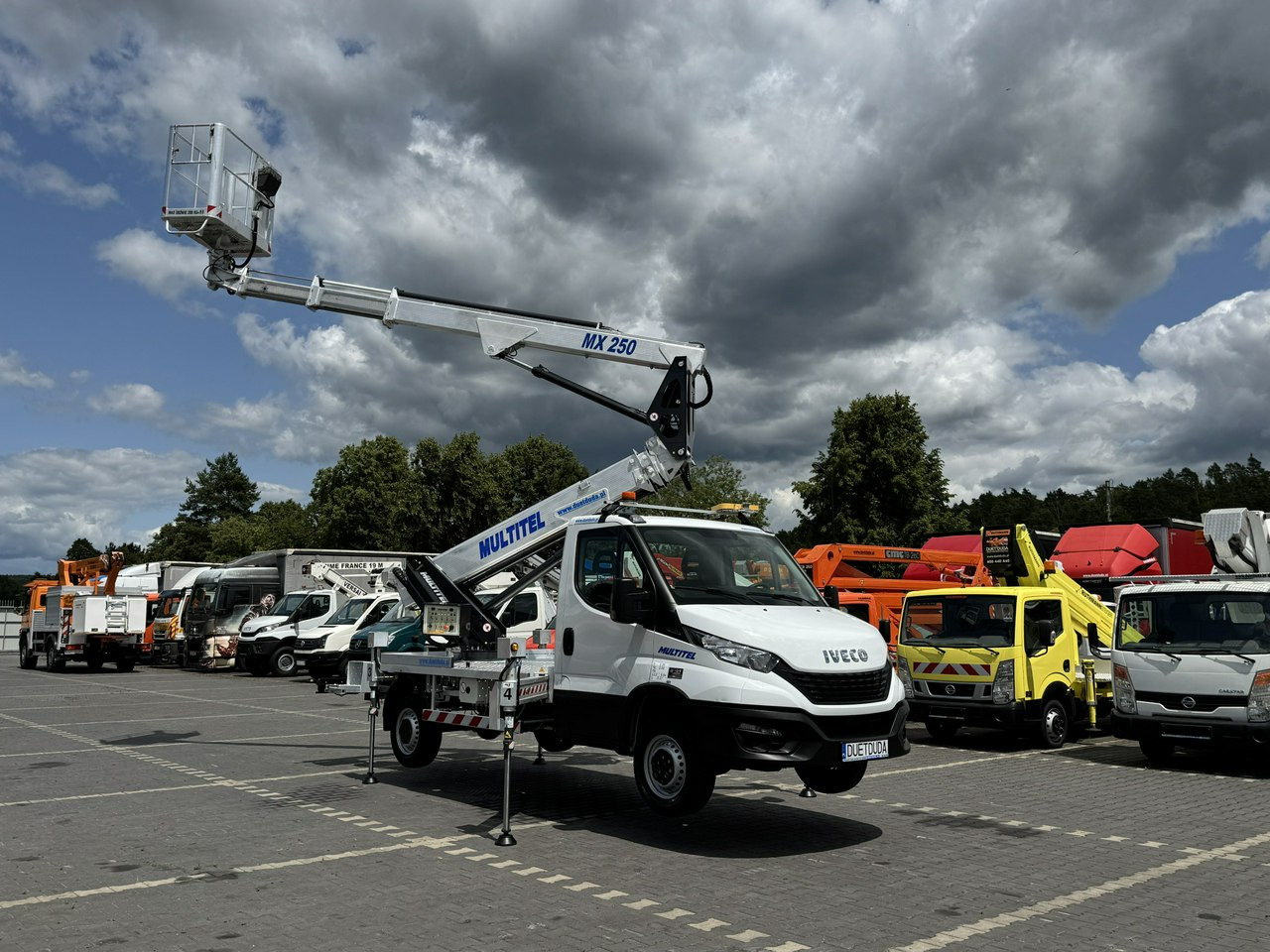 Emelőkosaras teherautó Iveco Daily 35S14: 8 kép.