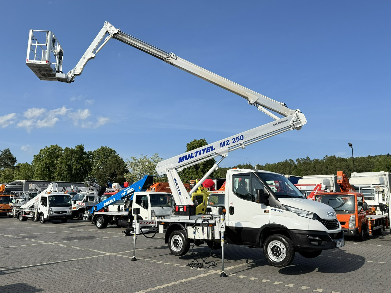 Iveco Daily 35S14 - Emelőkosaras teherautó: 1 kép. Iveco Daily 35S14 - Emelőkosaras teherautó: 1 kép.