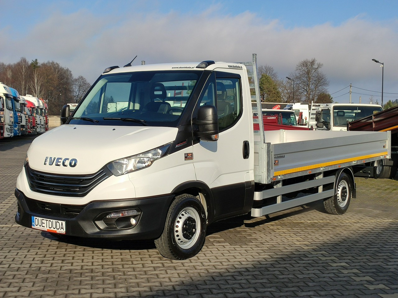 Iveco Daily 35S16 V - Platós kisteherautó: 2 kép. Iveco Daily 35S16 V - Platós kisteherautó: 2 kép.