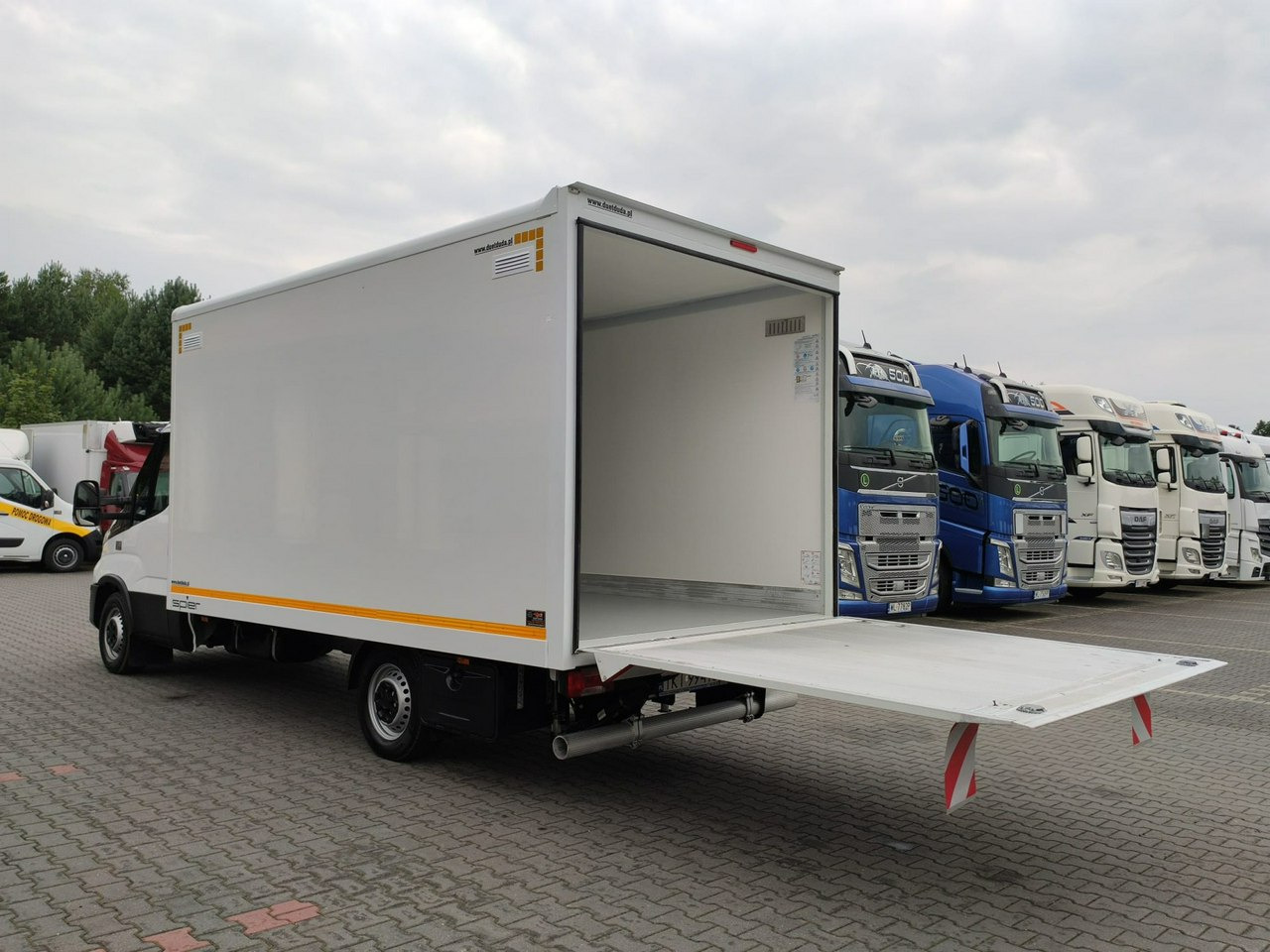 Iveco Daily 35S16S V - Dobozos kisteherautó: 4 kép. Iveco Daily 35S16S V - Dobozos kisteherautó: 4 kép.