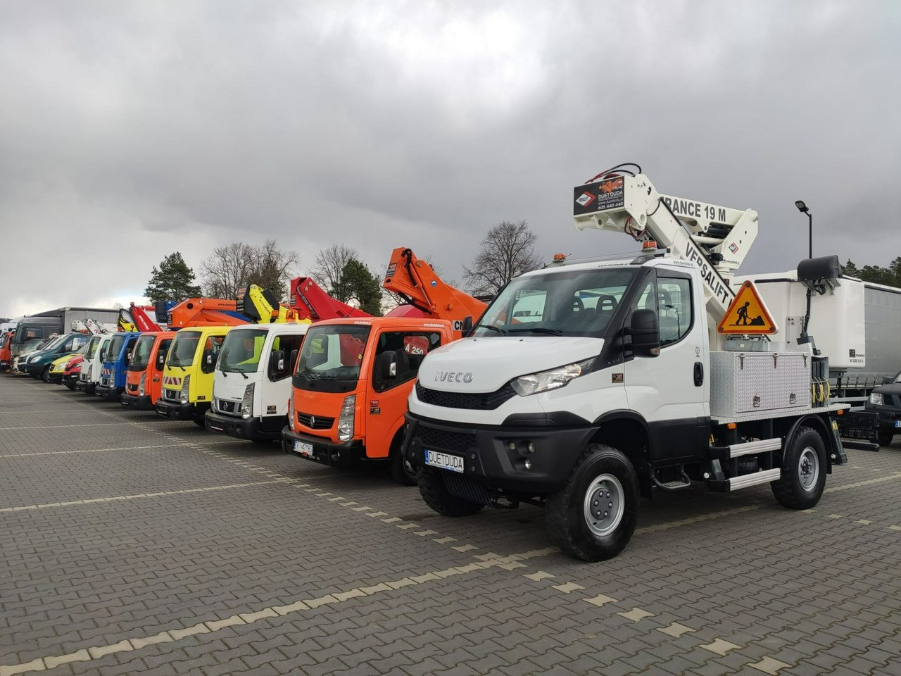 Iveco Daily 55S17W 4x4 Zwyżka 19m Versalift Lat 55 TB Time France - Emelőkosaras teherautó: 2 kép. Iveco Daily 55S17W 4x4 Zwyżka 19m Versalift Lat 55 TB Time France - Emelőkosaras teherautó: 2 kép.