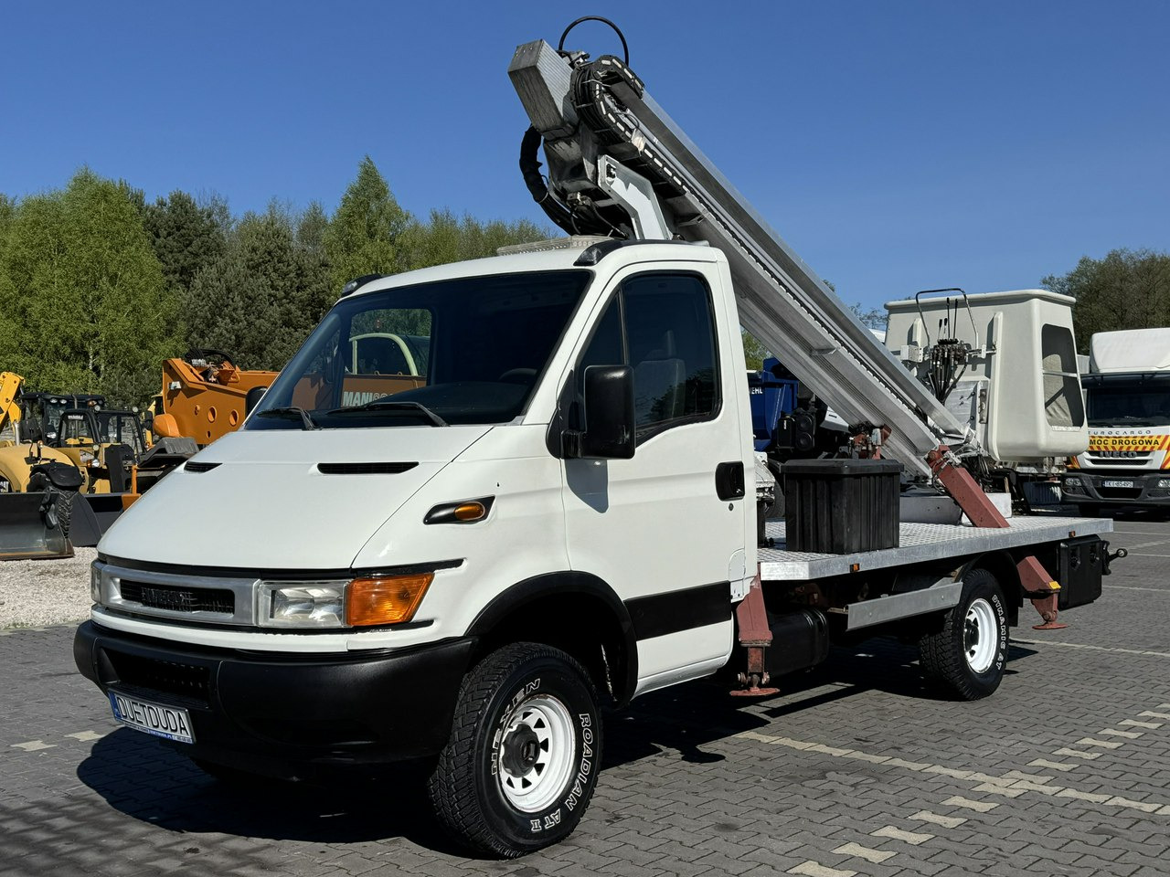 Iveco Daily - Emelőkosaras teherautó: 3 kép. Iveco Daily - Emelőkosaras teherautó: 3 kép.
