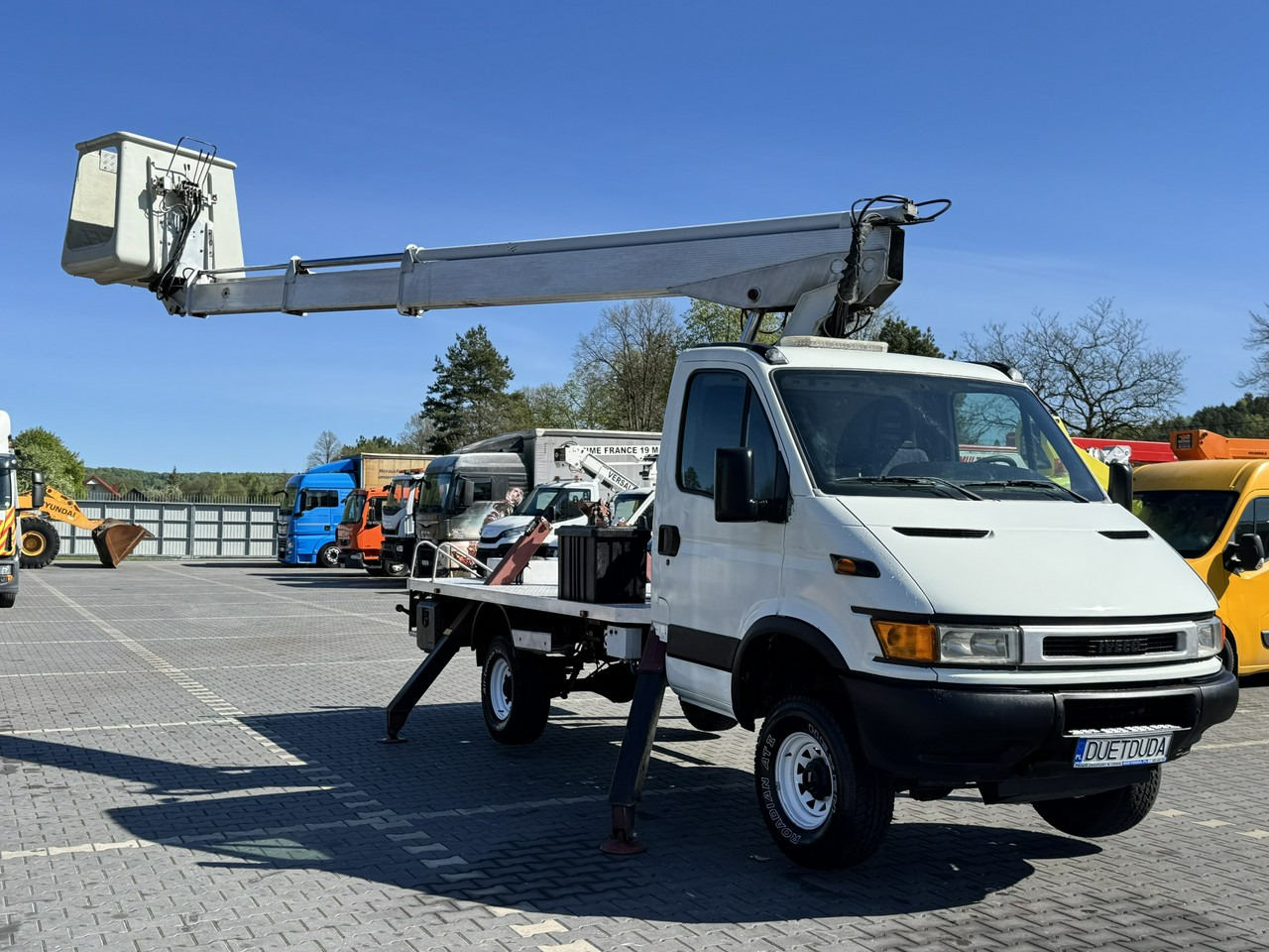 Iveco Daily - Emelőkosaras teherautó: 2 kép. Iveco Daily - Emelőkosaras teherautó: 2 kép.