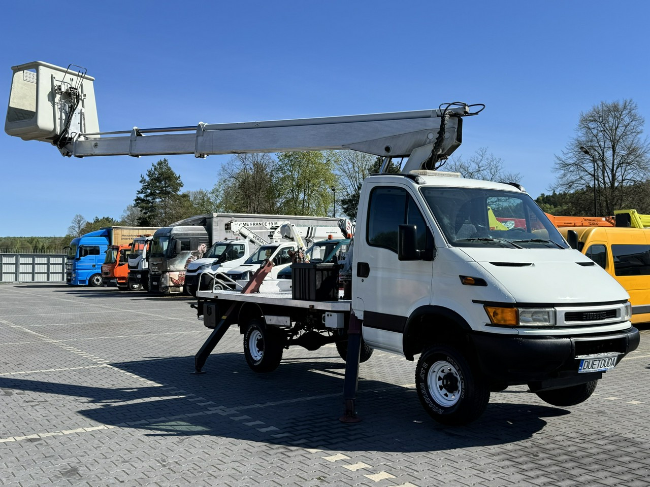 Iveco Daily - Emelőkosaras teherautó: 4 kép. Iveco Daily - Emelőkosaras teherautó: 4 kép.