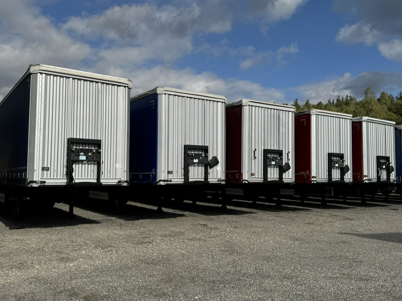 Kassbohrer Maxima XS Standard Super Stan Nowe Firany !!! - Ponyvás félpótkocsi: 2 kép. Kassbohrer Maxima XS Standard Super Stan Nowe Firany !!! - Ponyvás félpótkocsi: 2 kép.