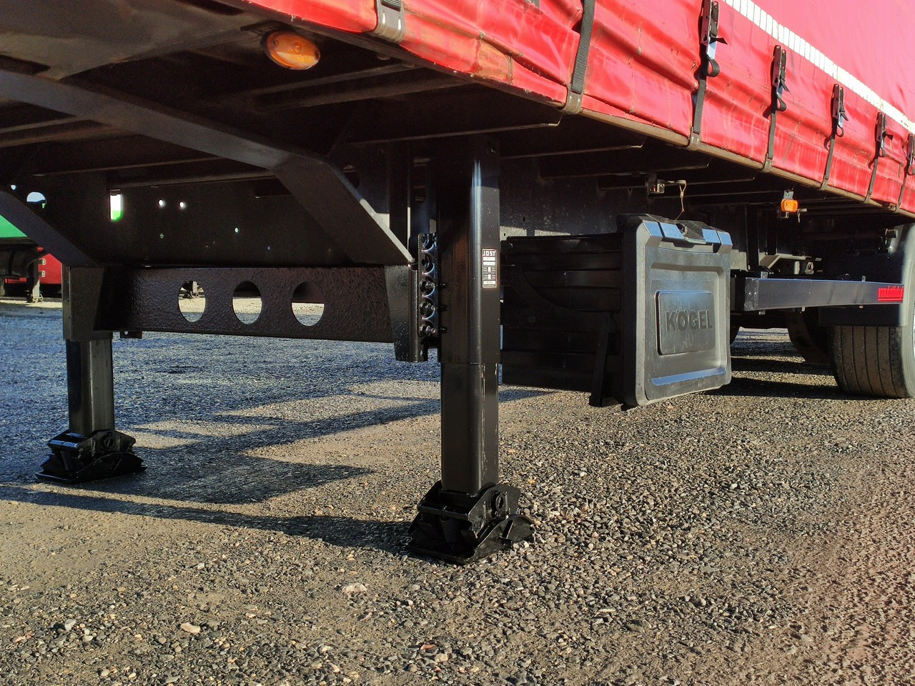 Kogel SN24 Firana Mega Oś Podnoszona - Ponyvás félpótkocsi: 4 kép. Kogel SN24 Firana Mega Oś Podnoszona - Ponyvás félpótkocsi: 4 kép.