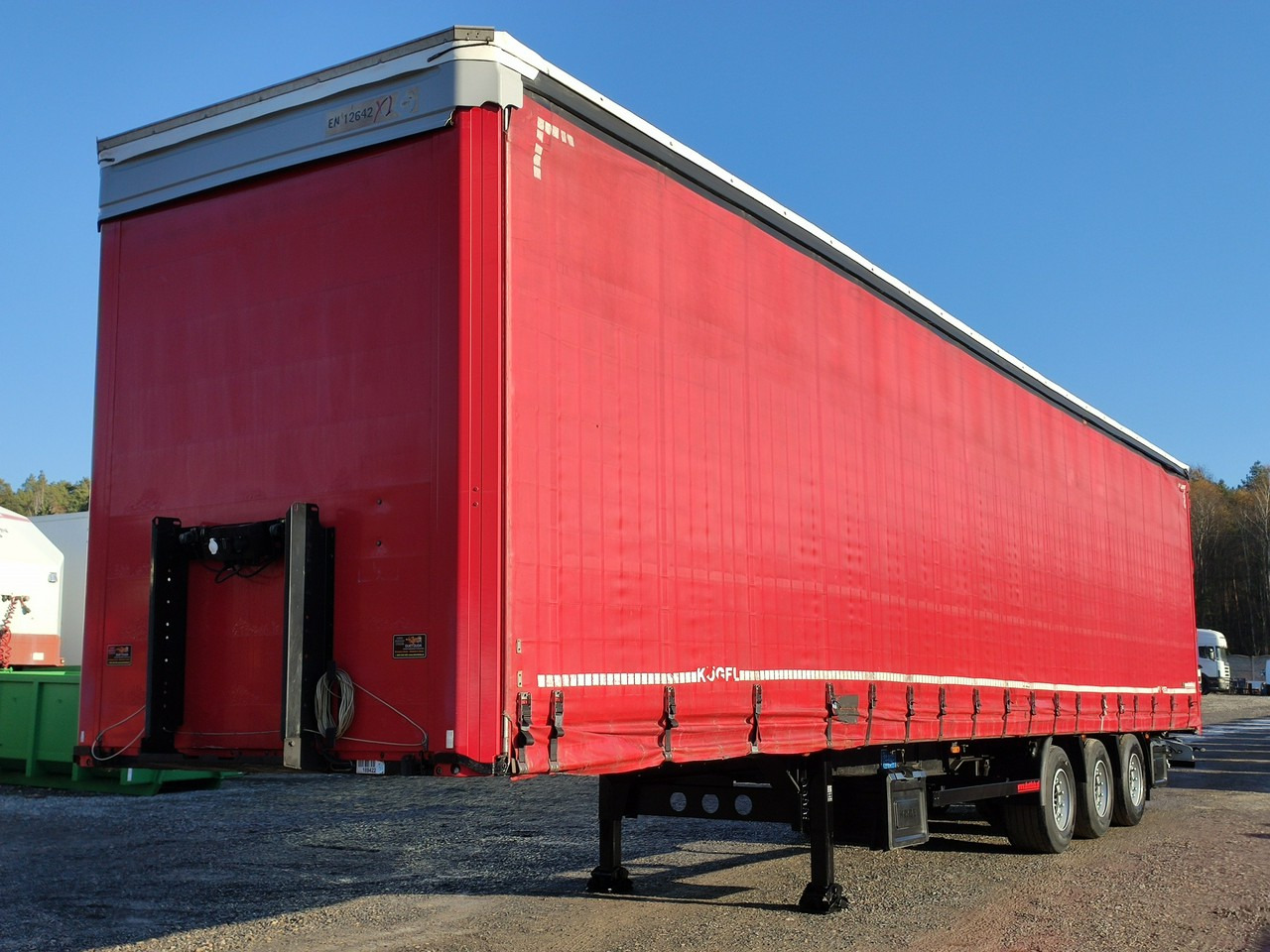 Kogel SN24 Firana Mega Oś Podnoszona - Ponyvás félpótkocsi: 3 kép. Kogel SN24 Firana Mega Oś Podnoszona - Ponyvás félpótkocsi: 3 kép.