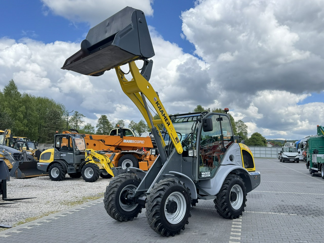 Kramer 5085, 353-11S - Gumikerekes homlokrakodó: 3 kép. Kramer 5085, 353-11S - Gumikerekes homlokrakodó: 3 kép.