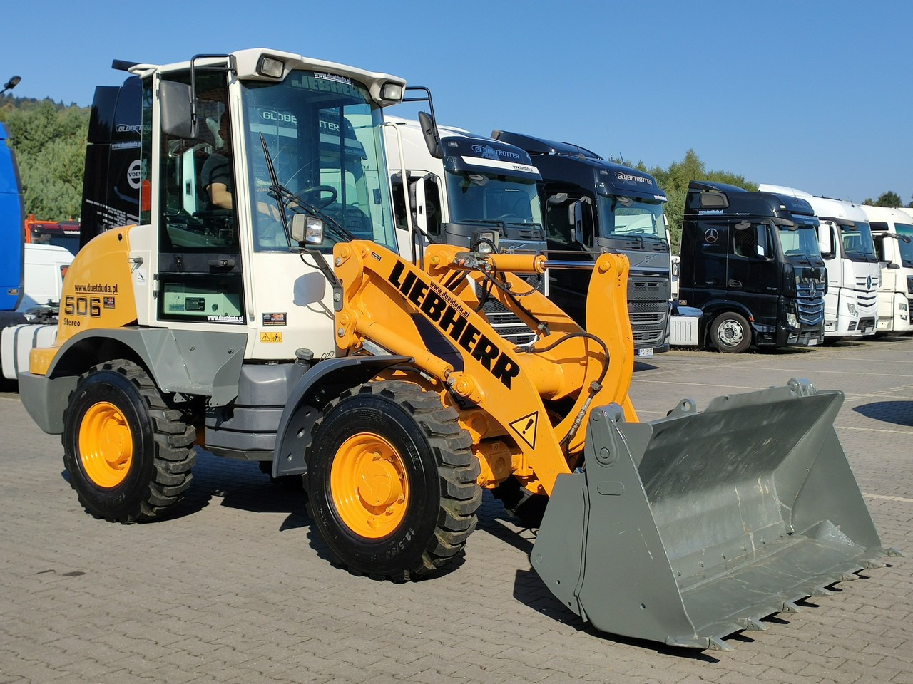 Liebherr L 506 STEREO Szybkozłącze / Łyżka Krokodyl + Widły Waga 6300kg - Derékcsuklós rakodó: 2 kép. Liebherr L 506 STEREO Szybkozłącze / Łyżka Krokodyl + Widły Waga 6300kg - Derékcsuklós rakodó: 2 kép.