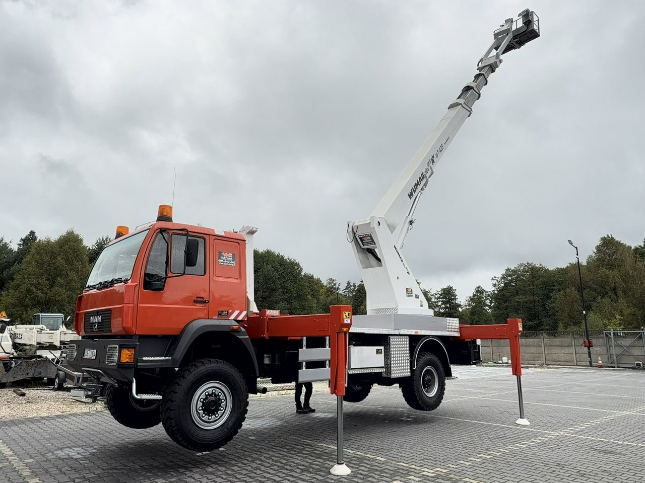 MAN 18.284 4x4 Zwyżka WUMAG WT 425 Podnośnik Koszowy - Emelőkosaras teherautó: 4 kép. MAN 18.284 4x4 Zwyżka WUMAG WT 425 Podnośnik Koszowy - Emelőkosaras teherautó: 4 kép.