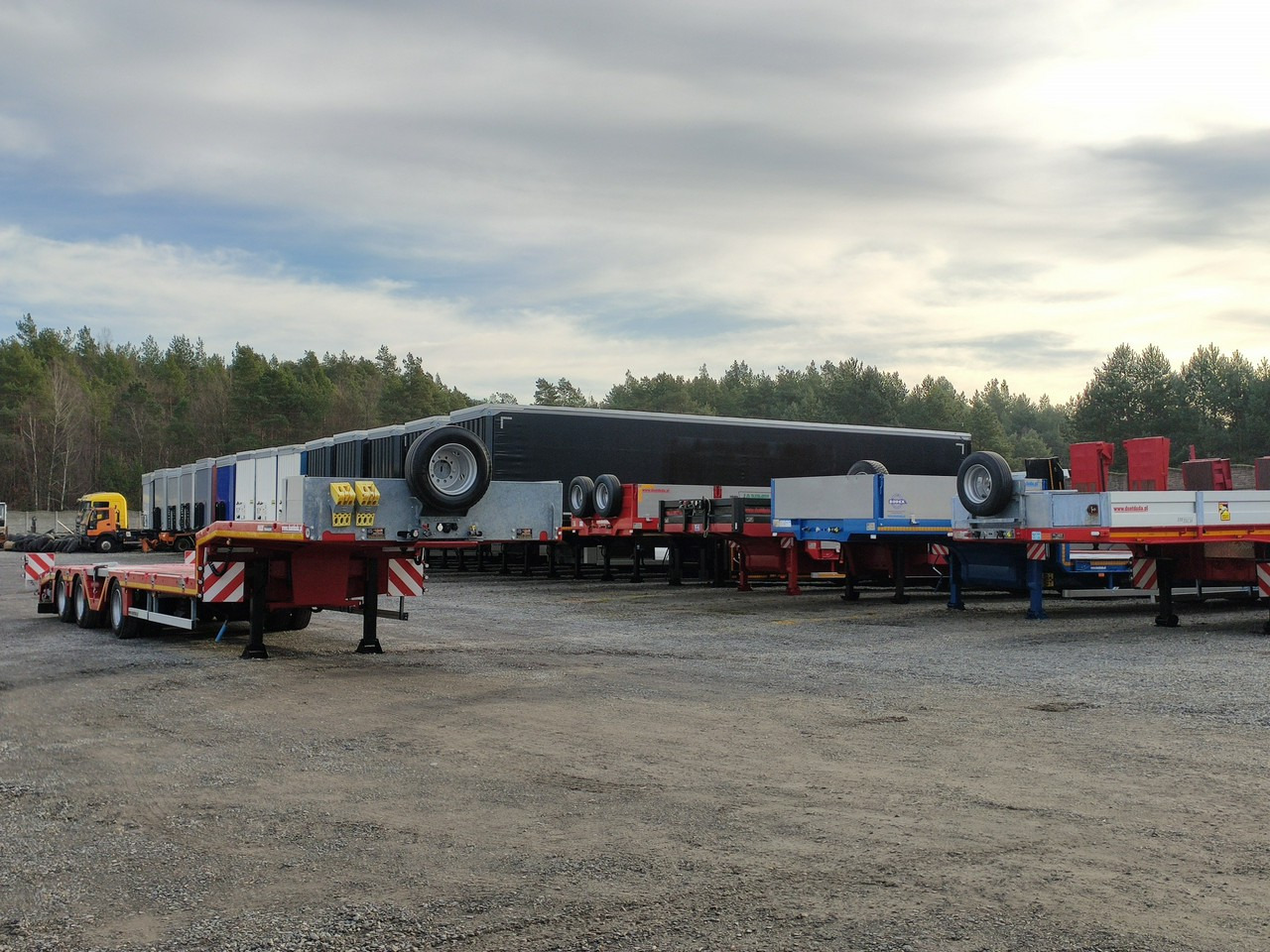 MAX Trailer 3-Osie Oś skrętna Oś Podnoszona Nooteboom - Félpótkocsi mélybölcsős: 3 kép. MAX Trailer 3-Osie Oś skrętna Oś Podnoszona Nooteboom - Félpótkocsi mélybölcsős: 3 kép.