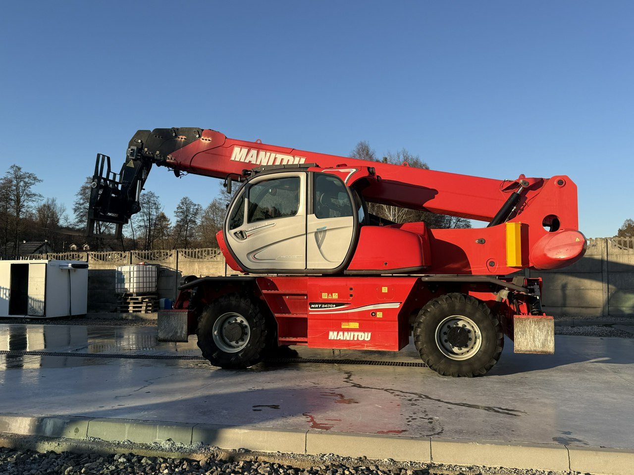 Manitou MRT 2470 + PRIVILEGE ST4 S1 ROTO Ładowarka Teleskopowa - Teleszkópos rakodó: 2 kép. Manitou MRT 2470 + PRIVILEGE ST4 S1 ROTO Ładowarka Teleskopowa - Teleszkópos rakodó: 2 kép.