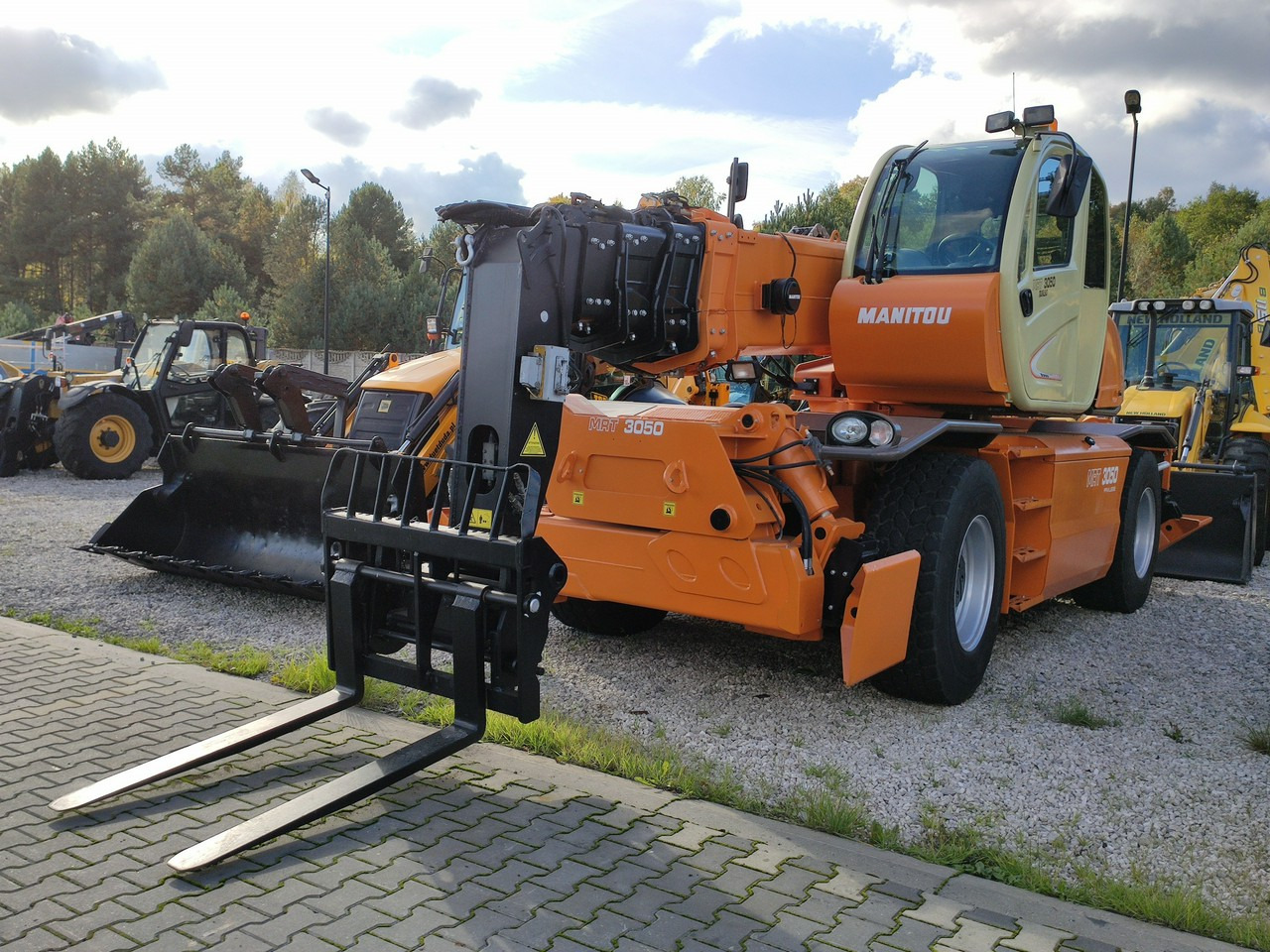 Manitou Wózek Jezdniowy Podnośnikowy Obrotowy - Teleszkópos rakodó: 2 kép. Manitou Wózek Jezdniowy Podnośnikowy Obrotowy - Teleszkópos rakodó: 2 kép.
