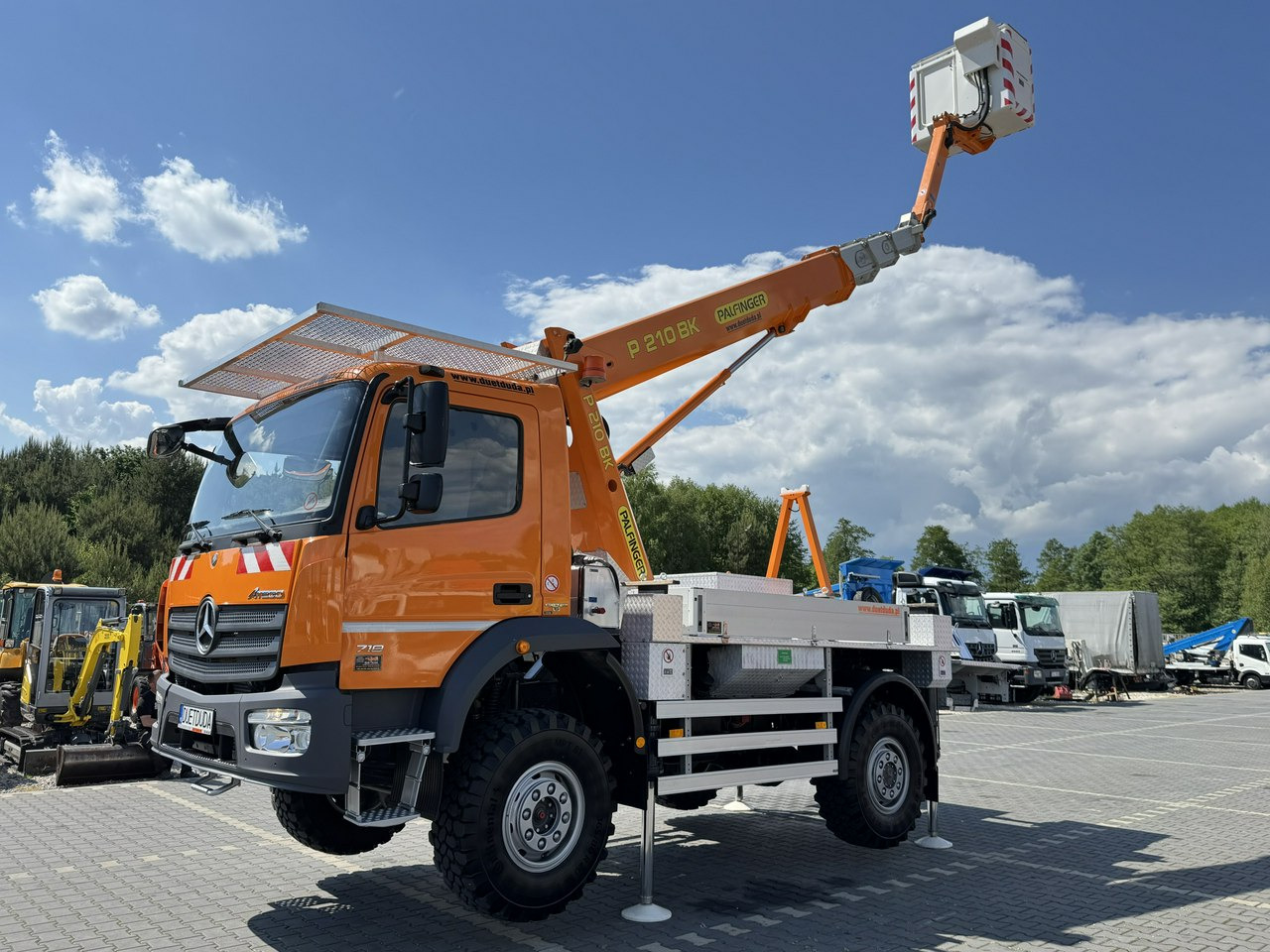 Mercedes Atego 718 E6 4x4 Zwyżka PALFINGER P210 BK Podnośnik Koszowy - Emelőkosaras teherautó: 3 kép. Mercedes Atego 718 E6 4x4 Zwyżka PALFINGER P210 BK Podnośnik Koszowy - Emelőkosaras teherautó: 3 kép.