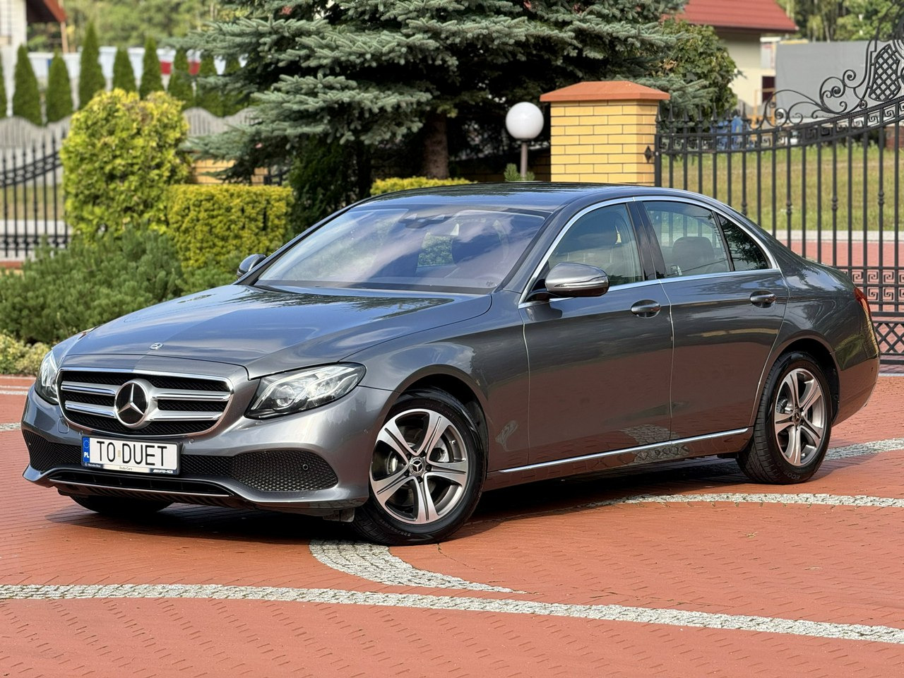 Mercedes E 220 - Szedán: 1 kép. Mercedes E 220 - Szedán: 1 kép.