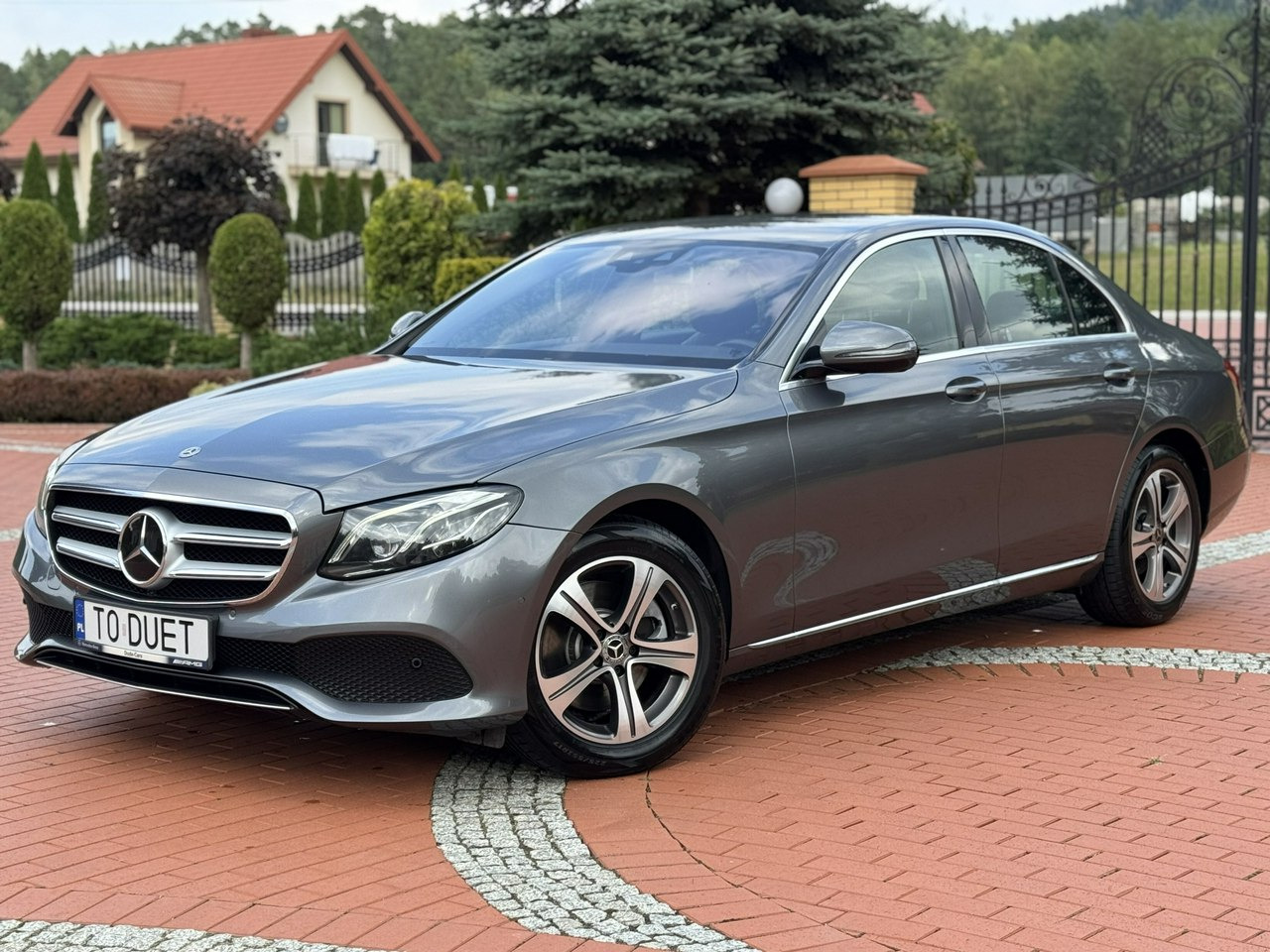 Mercedes E 220 - Szedán: 5 kép. Mercedes E 220 - Szedán: 5 kép.