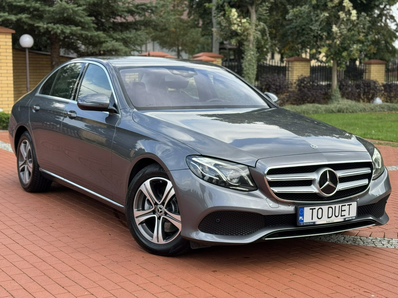 Mercedes E 220 - Szedán: 2 kép. Mercedes E 220 - Szedán: 2 kép.