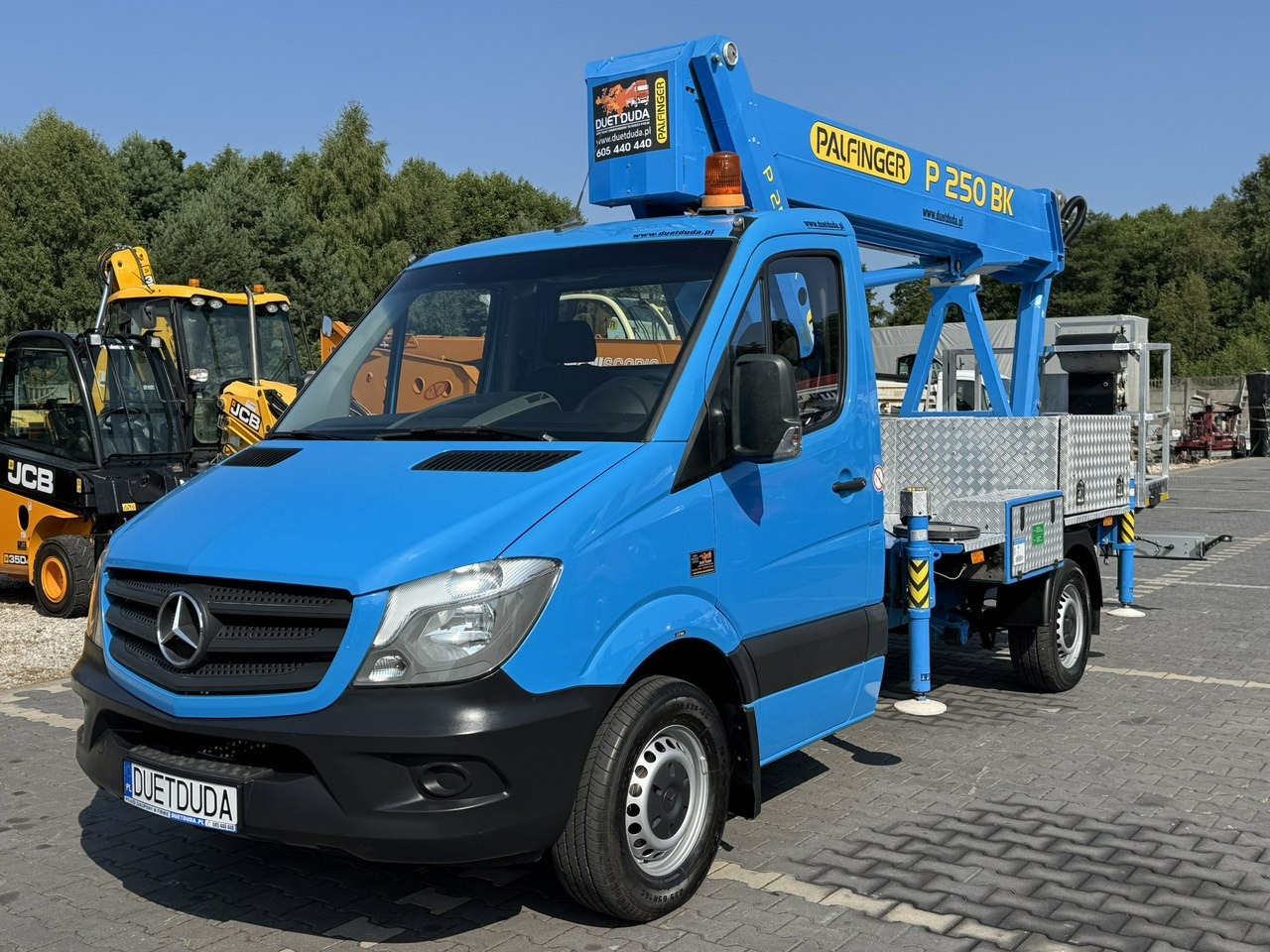 Mercedes Sprinter - Emelőkosaras teherautó: 3 kép. Mercedes Sprinter - Emelőkosaras teherautó: 3 kép.