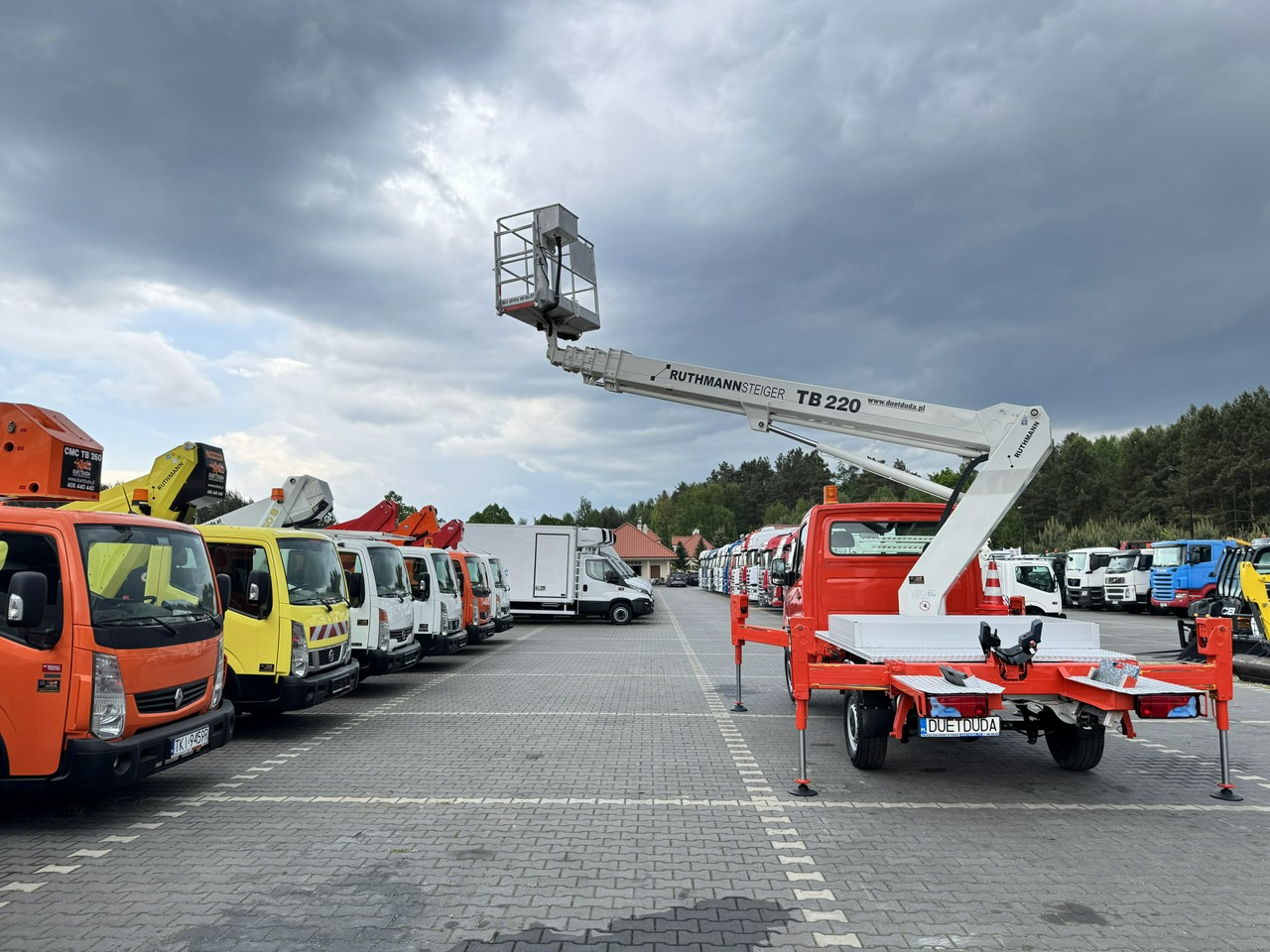 Mercedes Sprinter - Emelőkosaras teherautó: 4 kép. Mercedes Sprinter - Emelőkosaras teherautó: 4 kép.