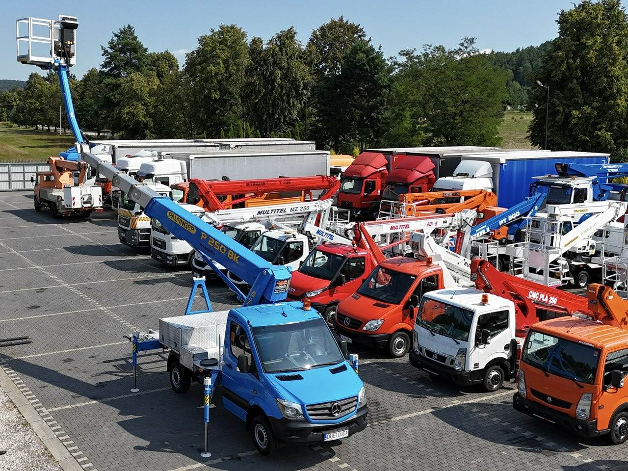 Mercedes Sprinter - Emelőkosaras teherautó: 2 kép. Mercedes Sprinter - Emelőkosaras teherautó: 2 kép.