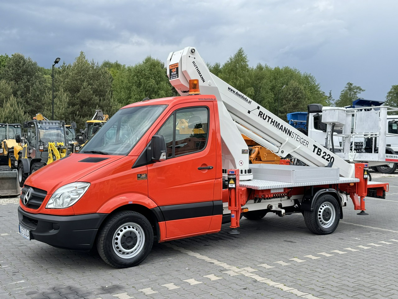 Mercedes Sprinter - Emelőkosaras teherautó: 3 kép. Mercedes Sprinter - Emelőkosaras teherautó: 3 kép.