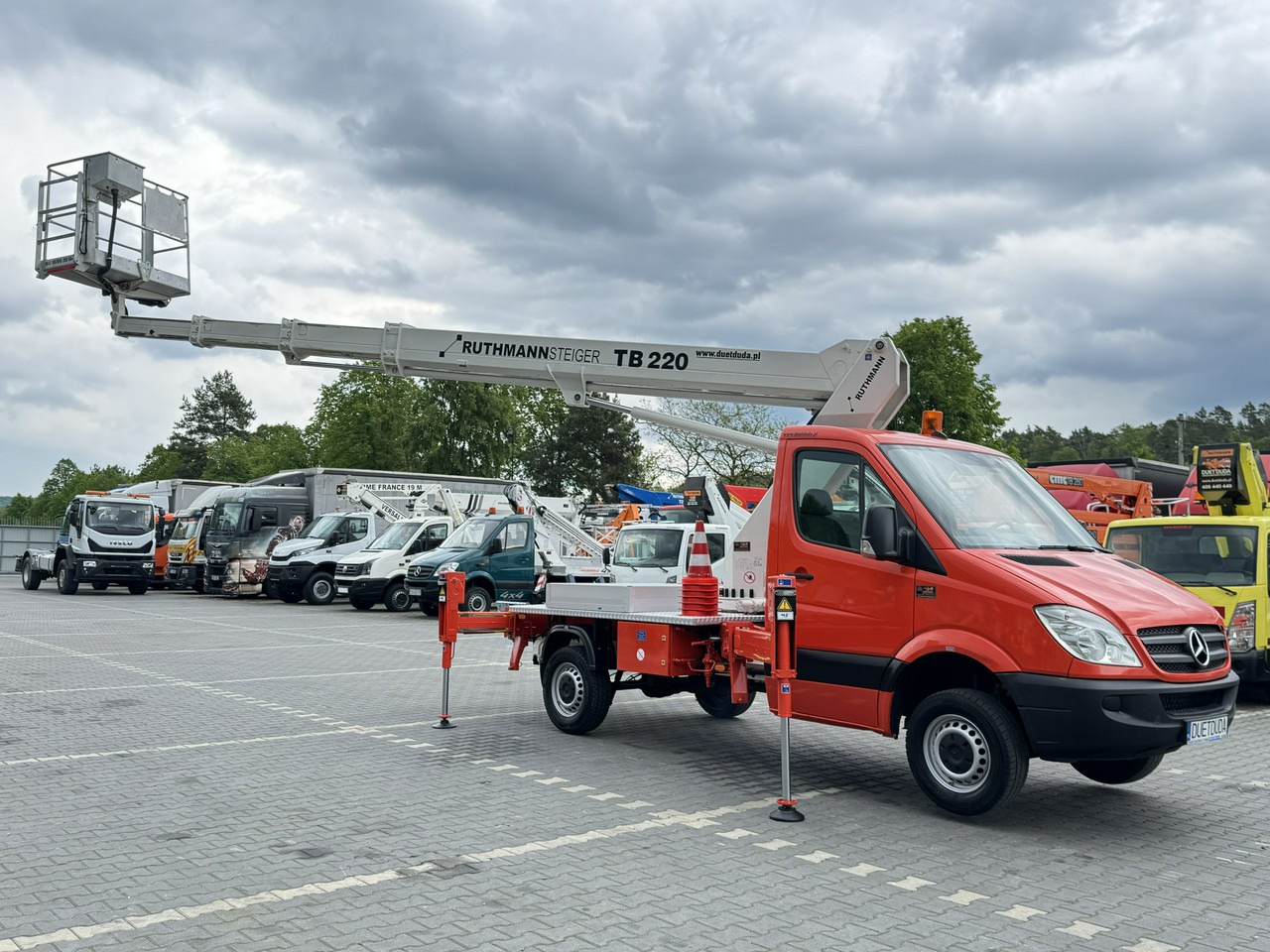 Mercedes Sprinter - Emelőkosaras teherautó: 1 kép. Mercedes Sprinter - Emelőkosaras teherautó: 1 kép.