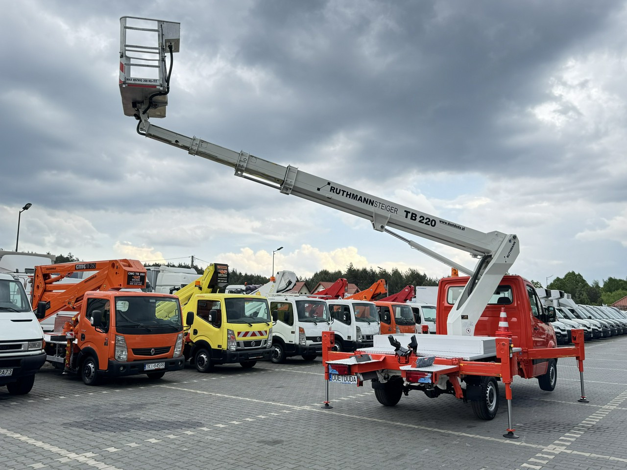 Mercedes Sprinter - Emelőkosaras teherautó: 2 kép. Mercedes Sprinter - Emelőkosaras teherautó: 2 kép.