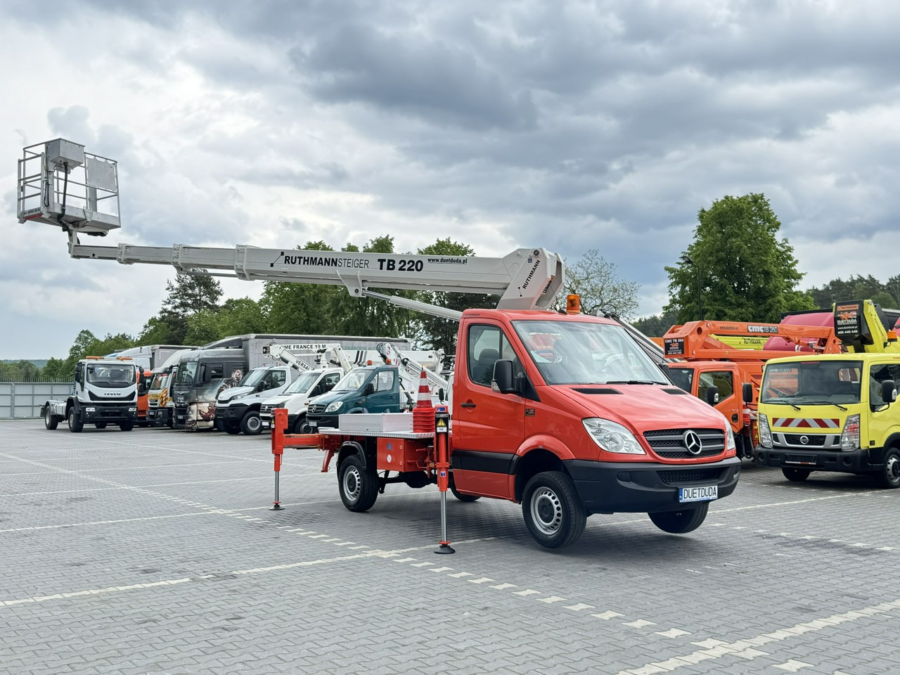 Mercedes Sprinter - Emelőkosaras teherautó: 5 kép. Mercedes Sprinter - Emelőkosaras teherautó: 5 kép.