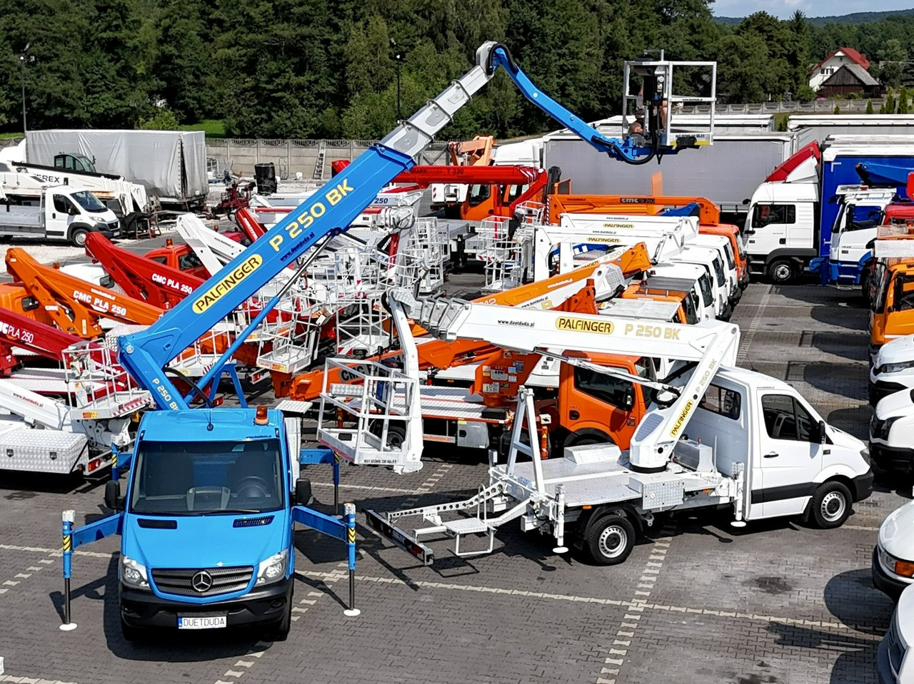 Mercedes Sprinter - Emelőkosaras teherautó: 1 kép. Mercedes Sprinter - Emelőkosaras teherautó: 1 kép.