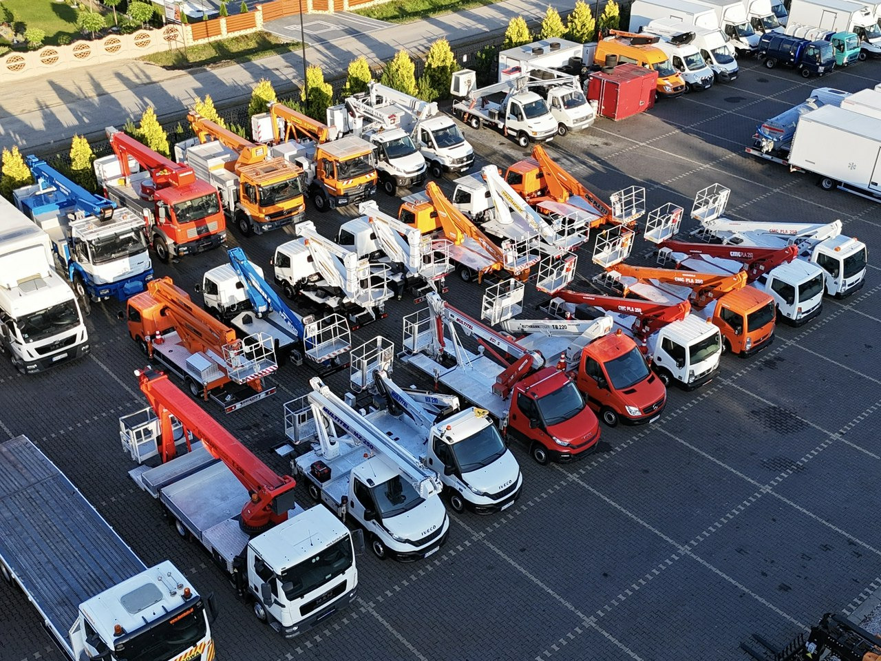 Mercedes Sprinter Zwyżka Podnośnik Koszowy VERSALIFT VTX-240 UDT - Emelőkosaras teherautó: 2 kép. Mercedes Sprinter Zwyżka Podnośnik Koszowy VERSALIFT VTX-240 UDT - Emelőkosaras teherautó: 2 kép.