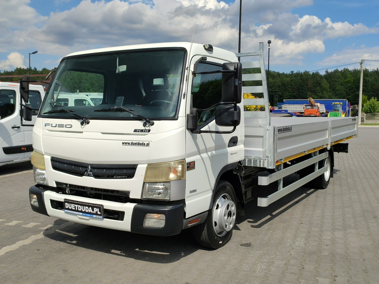 Mitsubishi Canter 7C18 3.0/150 KM Skrzyniowy Automat Klima - Platós teherautó: 3 kép. Mitsubishi Canter 7C18 3.0/150 KM Skrzyniowy Automat Klima - Platós teherautó: 3 kép.