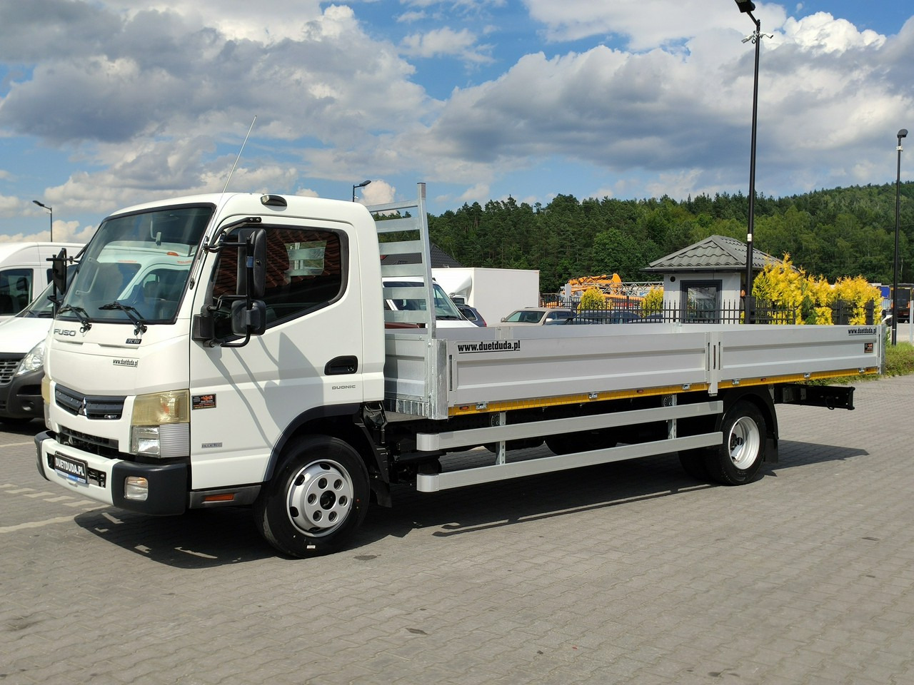 Mitsubishi Canter 7C18 3.0/150 KM Skrzyniowy Automat Klima - Platós teherautó: 1 kép. Mitsubishi Canter 7C18 3.0/150 KM Skrzyniowy Automat Klima - Platós teherautó: 1 kép.
