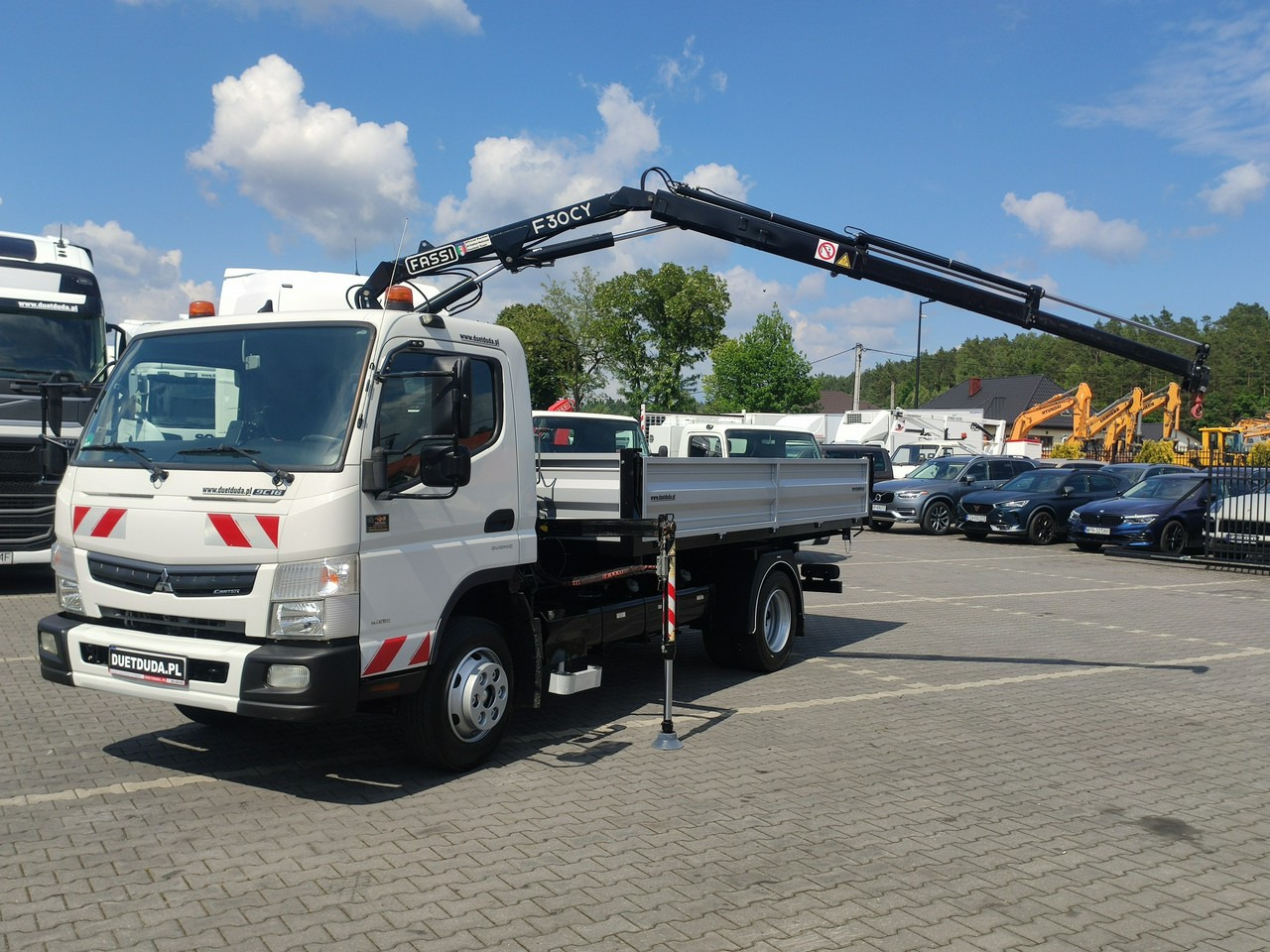 Mitsubishi Canter Fuso 9C18 3.0/180KM Automat, HDS FASSI F30 Wywrotka 3-str - Billenőplatós teherautó, Darus autó: 1 kép. Mitsubishi Canter Fuso 9C18 3.0/180KM Automat, HDS FASSI F30 Wywrotka 3-str - Billenőplatós teherautó, Darus autó: 1 kép.