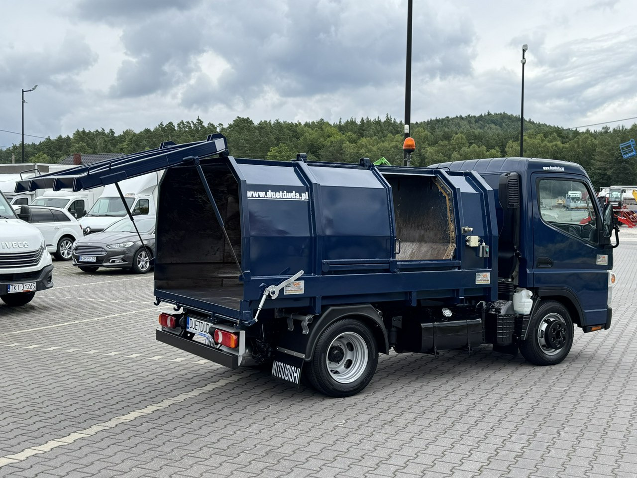 Mitsubishi Canter - Szemetesautó: 5 kép. Mitsubishi Canter - Szemetesautó: 5 kép.