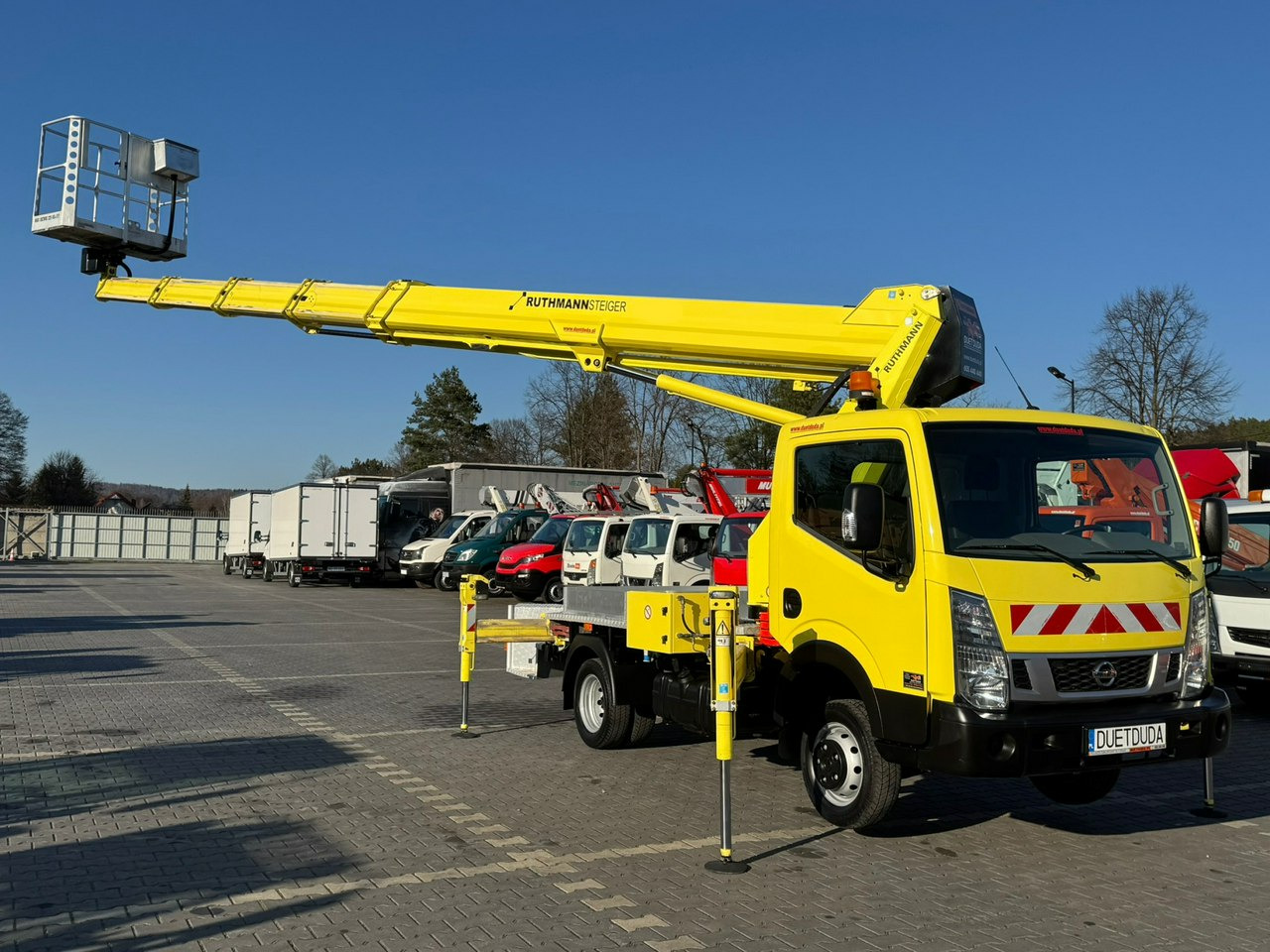 Nissan Cabstar - Emelőkosaras teherautó: 1 kép. Nissan Cabstar - Emelőkosaras teherautó: 1 kép.