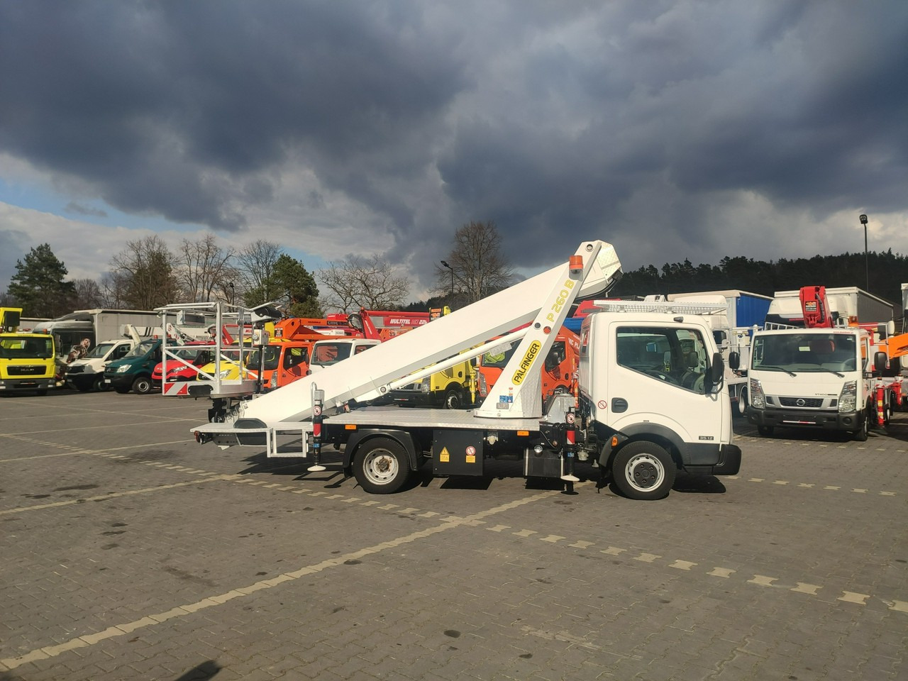 Nissan Cabstar - Emelőkosaras teherautó: 4 kép. Nissan Cabstar - Emelőkosaras teherautó: 4 kép.